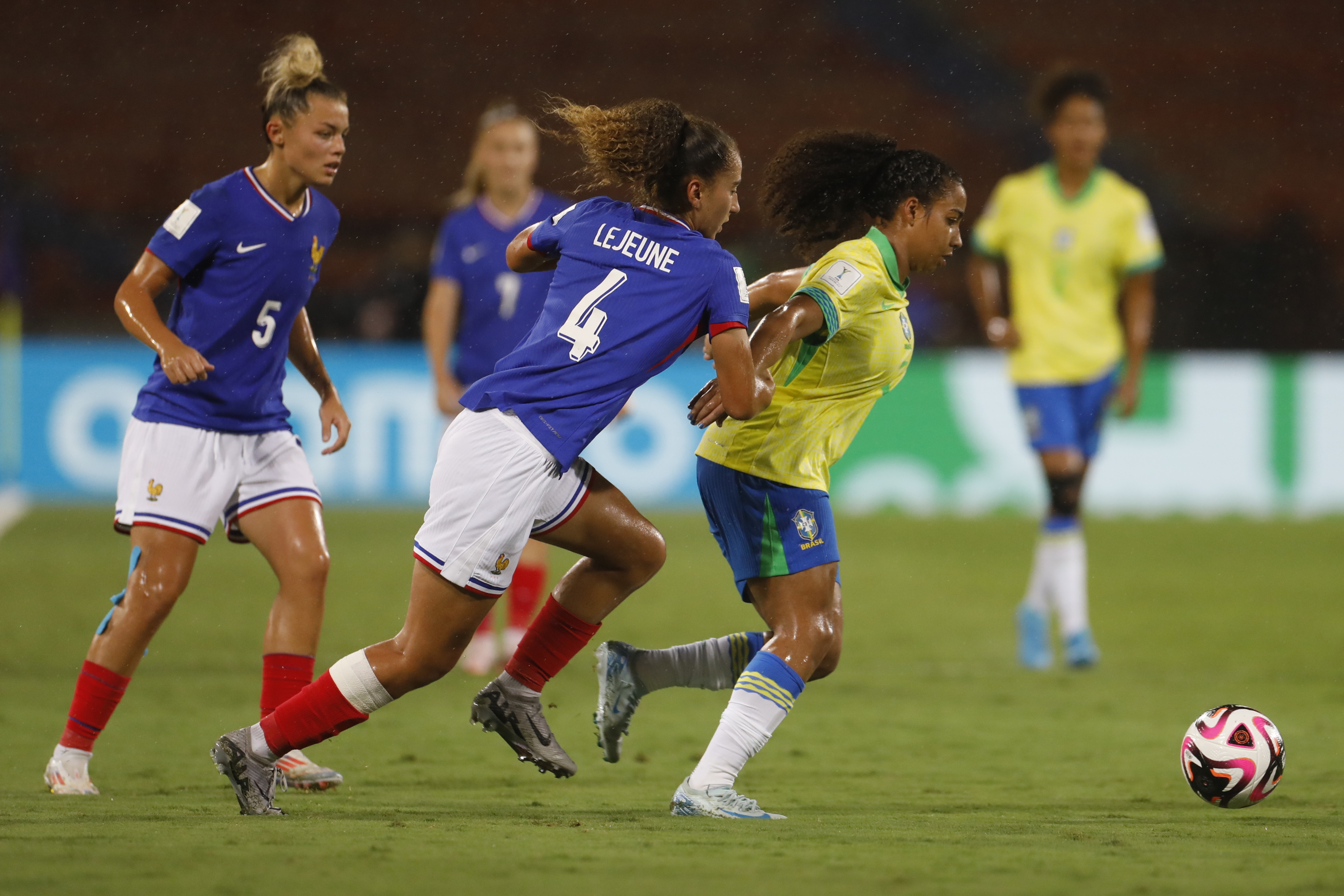 AMDEP5856. MEDELLÍN (COLOMBIA), 03/09/2024.- Romane Lejeune (c) de Francia disputa un balón con Natália Thalia Vendito (d) de Brasil este martes, en un partido del grupo B de la Copa Mundial Femenina sub-20 entre las selecciones de Francia y Brasil en estadio Atanasio Girardot en Medellín (Colombia). EFE/ Luis Eduardo Noriega Arboleda