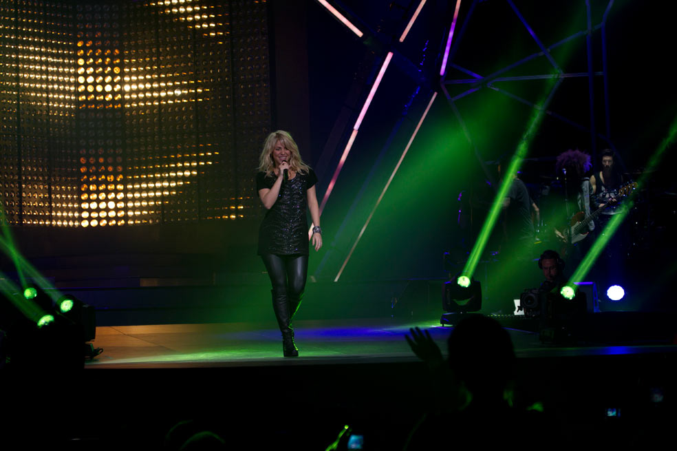 Shakira luce su embarazo en el escenario
