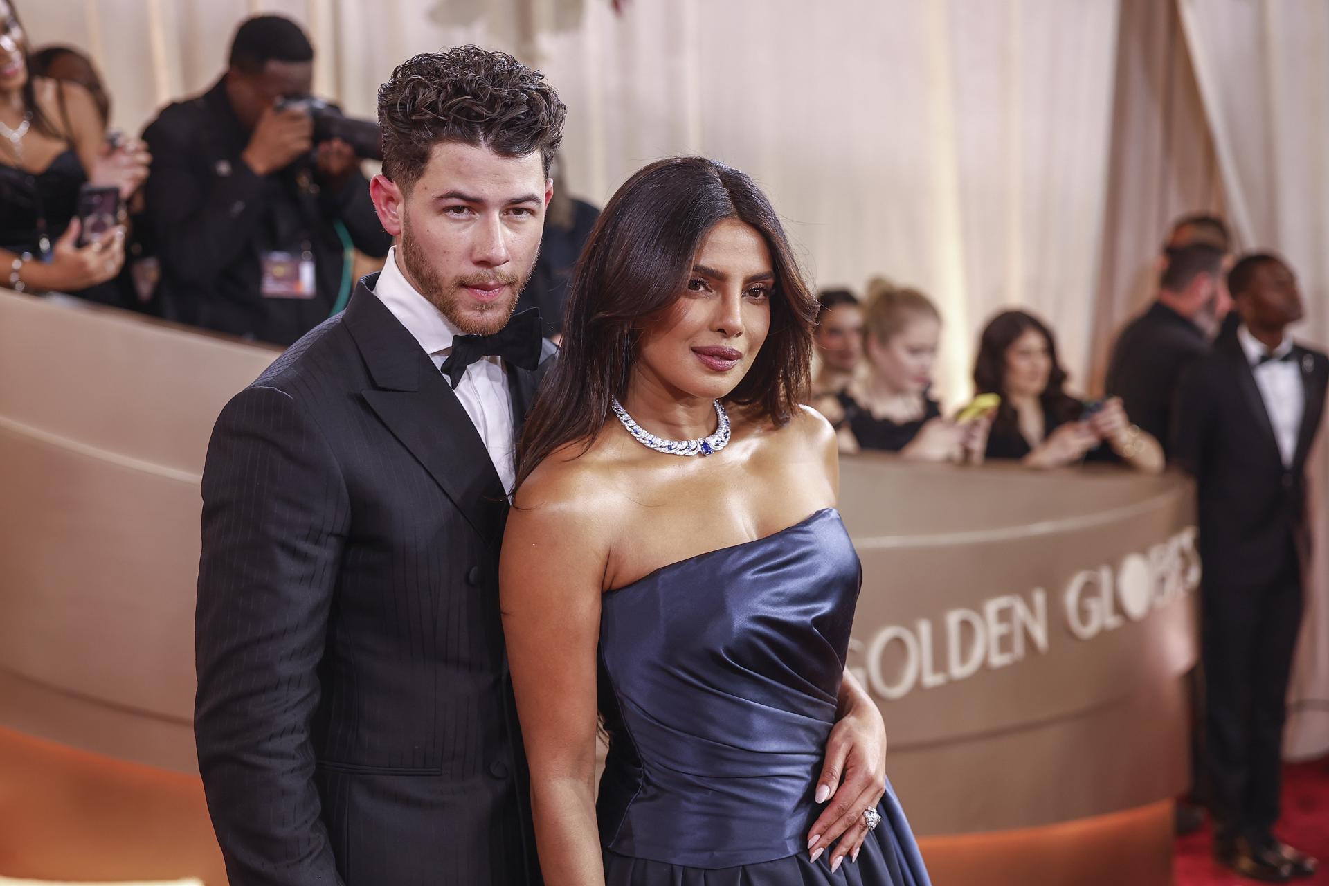 BEVERLY HILLS (United States), 11/01/2026.- Indian actress and producer Priyanka Chopra Jonas (R) and US singer-songwriter and actor Nick Jonas arrive for the 83rd annual Golden Globe Awards ceremony at the Beverly Hilton Hotel in Beverly Hills, California, USA, 11 January 2026. The Golden Globe Awards recognize outstanding achievements in the global film and television industries. EFE/EPA/CHRIS TORRES
