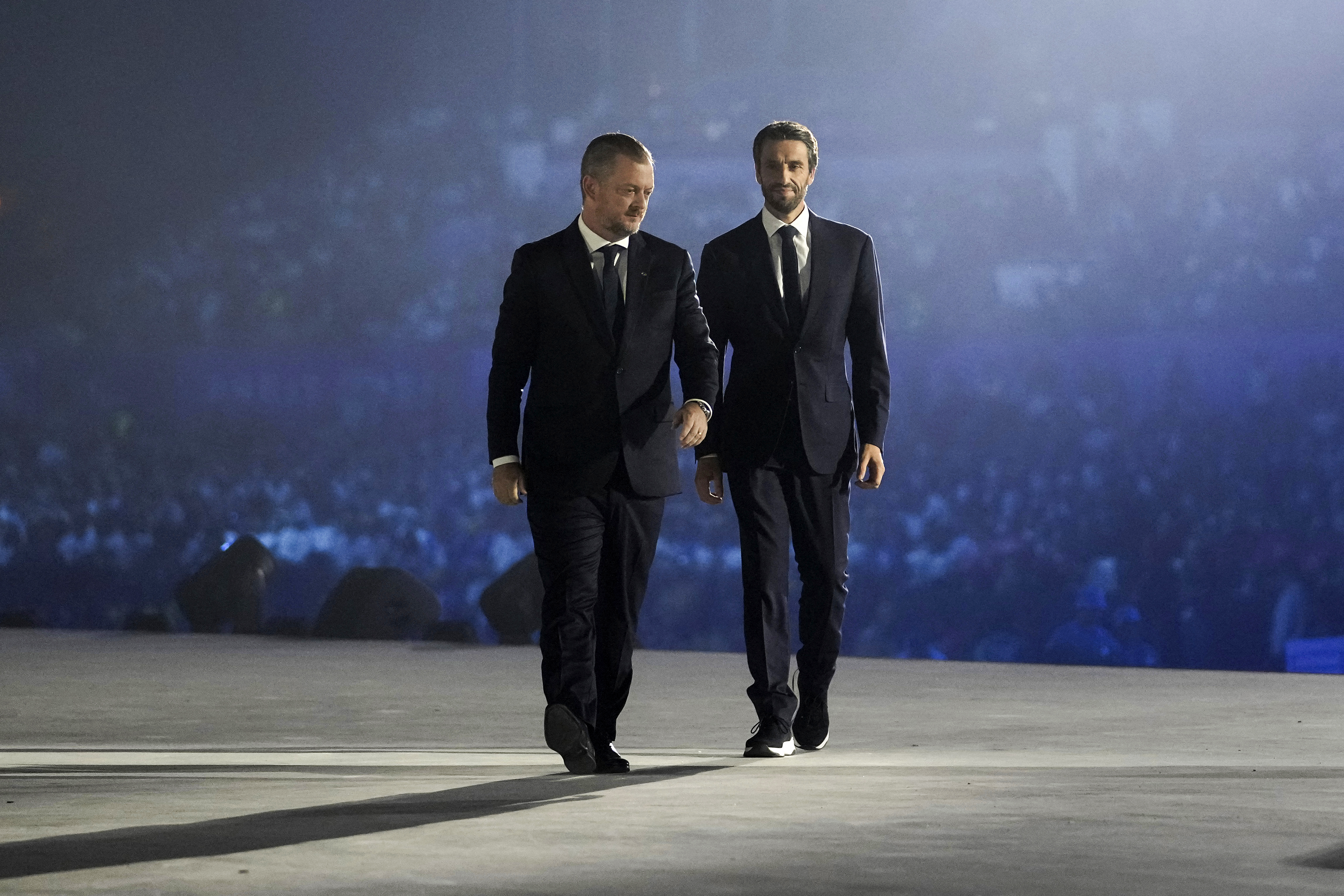 El presidente del Comité Organizador de los Juegos Olímpicos y Paralímpicos de París 2024 (COJO), Tony Estanguet (R), y el presidente del Comité Paralímpico Internacional (IPC, Andrew Parsons (C), llegan al escenario para pronunciar su discurso en la Place de la Concordia durante París 2024. Ceremonia de apertura de los Juegos Paralímpicos en París el 28 de agosto de 2024. (Foto de Thibault Camus / POOL / AFP)