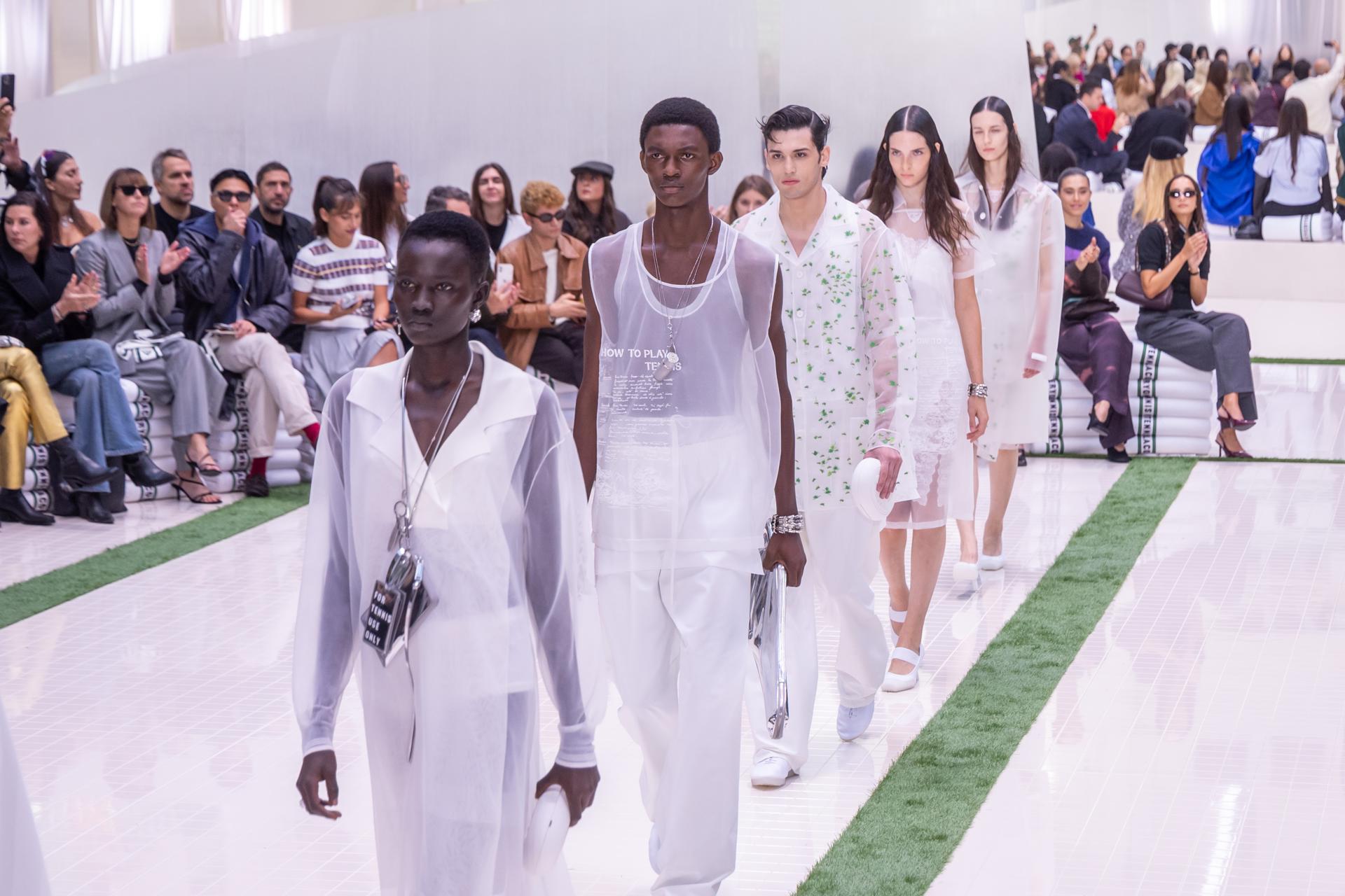 La moda de mujer parisina también incluye propuestas para hombres en las pasarelas