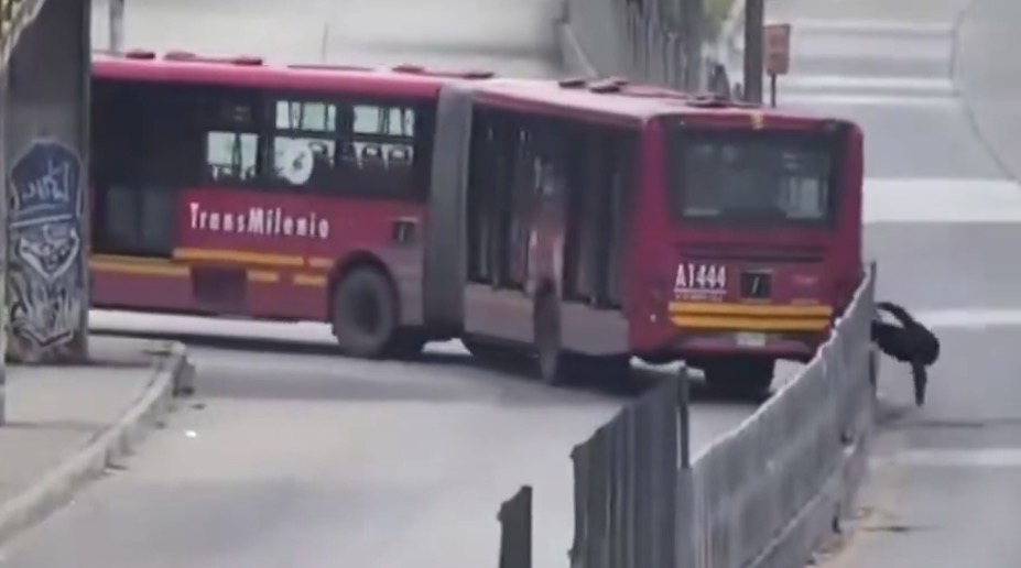 Video: bus de Transmilenio golpea a mujer en Soacha: ¿intentó colarse? ¿qué pasó realmente?