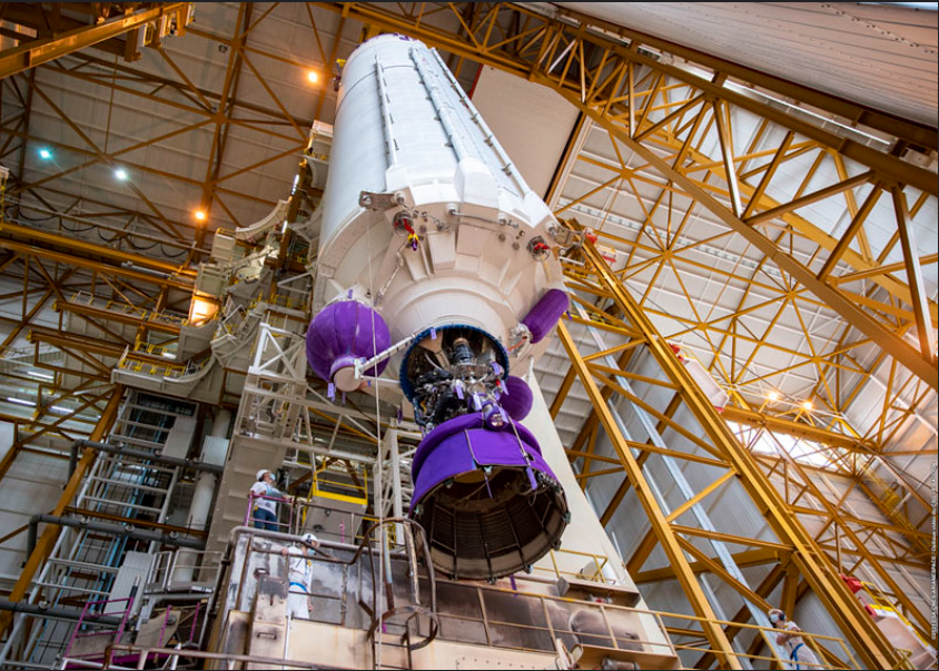 Las piezas de Ariane 5 se unen en el edificio de integración del vehículo de lanzamiento para el lanzamiento de Webb desde el puerto espacial europeo de la Guayana Francesa.