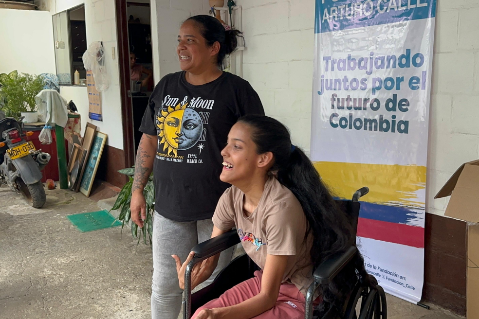 Ejército entregó silla de ruedas a joven con parálisis cerebral en Valle del Cauca