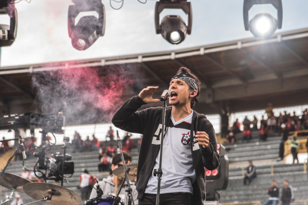 Mario Muñoz, voz líder de la banda Doctor Krápula, en su presentación en el estadio El Campín el 28 de enero de 2018, en el Torneo Fox Sports.  / Lina Martínez