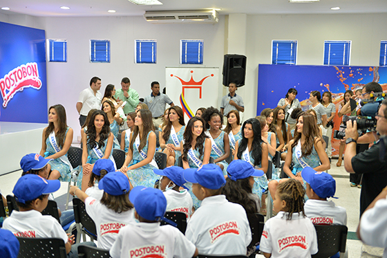Las candidatas dieron regalos a niños con cáncer