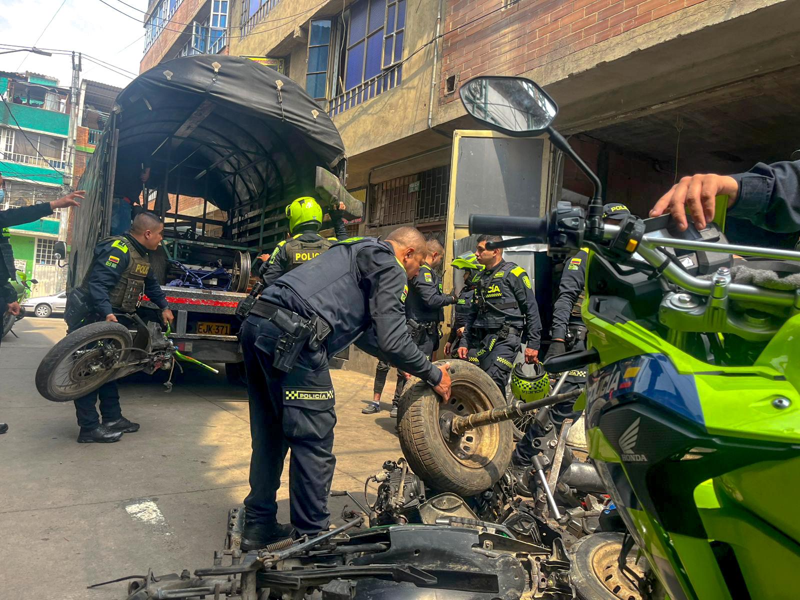 Desmantelan taller donde desguazaban motos y armaban bicitaxis con sus partes