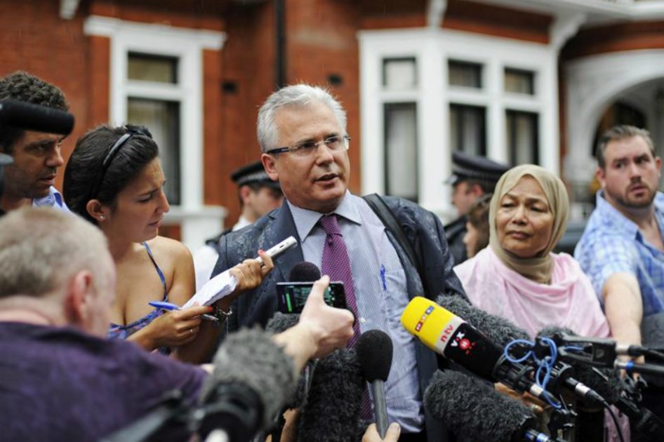 Assange está con «ánimo combativo», según su abogado Baltasar Garzón