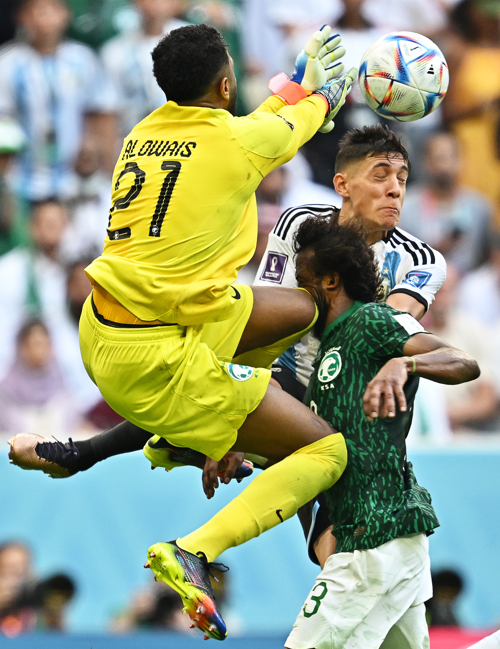Lusail (Qatar), 22/11/2022.- Saudi Arabia's goalkeeper Mohammed Al-Owais (L) collides with teammate Yasser Al-Shahrani (front R) during the FIFA World Cup 2022 group C soccer match between Argentina and Saudi Arabia at Lusail Stadium in Lusail, Qatar, 22 November 2022. (Mundial de Fútbol, Arabia Saudita, Estados Unidos, Catar) EFE/EPA/Noushad Thekkayil