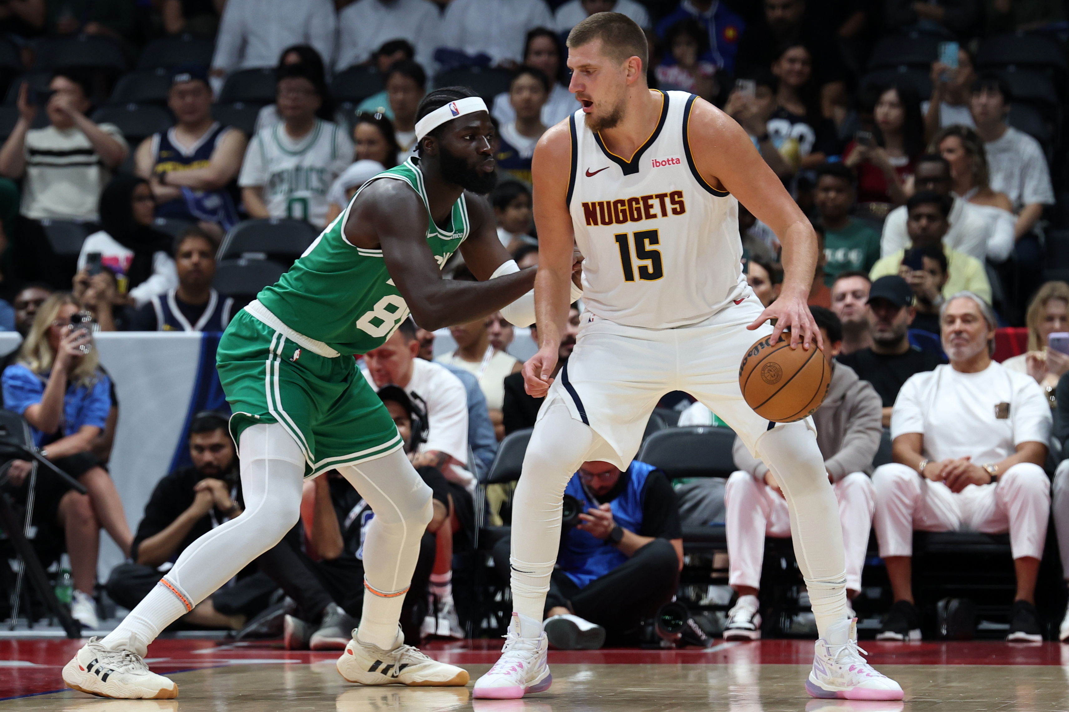 Abu Dhabi (United Arab Emirates), 06/10/2024.- Nikola Jokic (R) of Denver Nuggets and Neemias Queta of Boston Celtics in action during the NBA Abu Dhabi Games 2024 between Boston Celtics and Denver Nuggets in Abu Dhabi, United Arab Emirates, 06 October 2024. (Baloncesto, Emiratos Árabes Unidos) EFE/EPA/ALI HAIDER SHUTTERSTOCK OUT