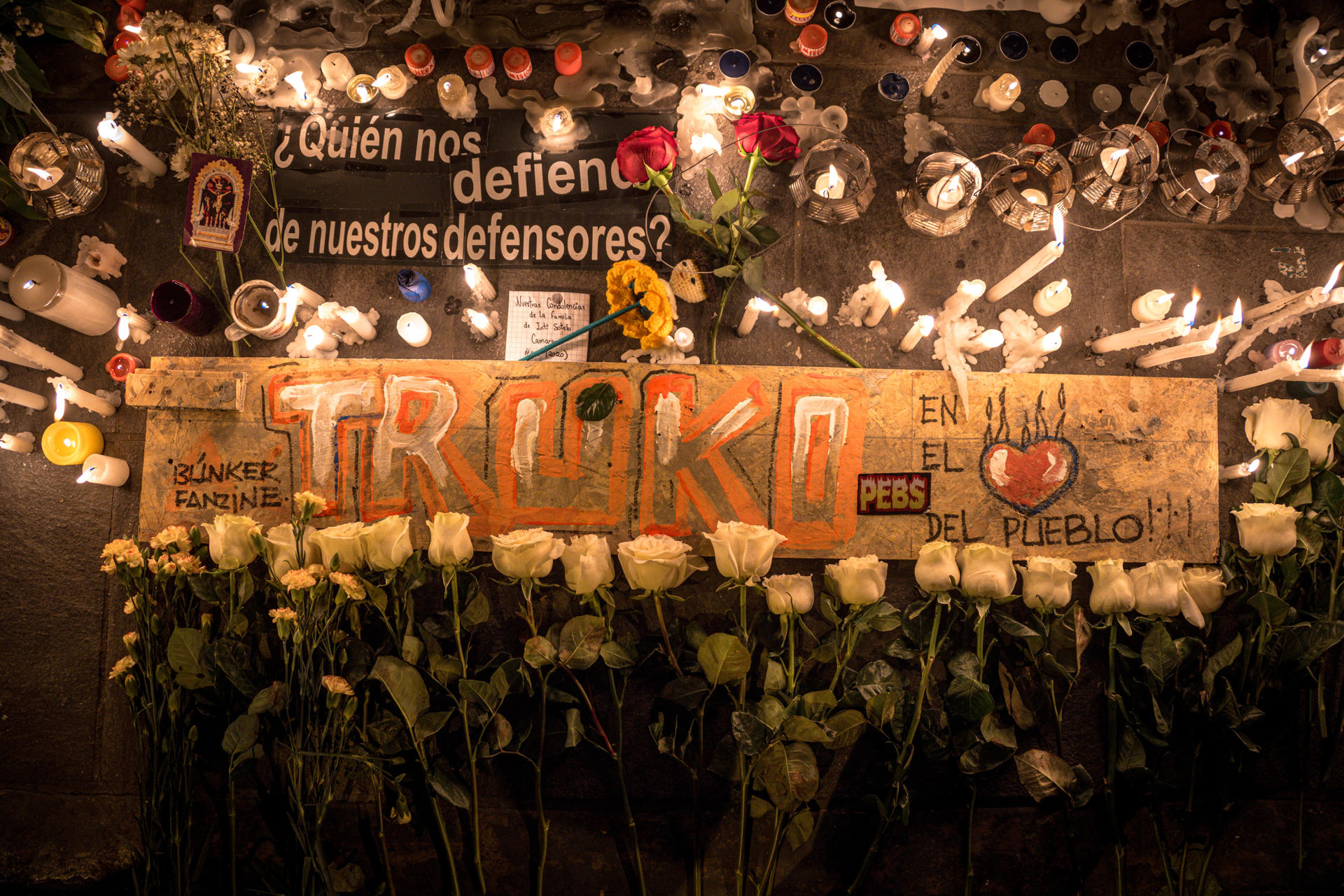 AME8735. LIMA (PERÚ), 16/10/2025.- Fotografía de un cartel con flores durante una velatón este jueves, en homenaje a Eduardo Ruiz Saenz, quien falleció el miércoles durante las manifestaciones contra el Gobierno y el Congreso de Perú, en Lima (Perú). EFE/ John Reyes
