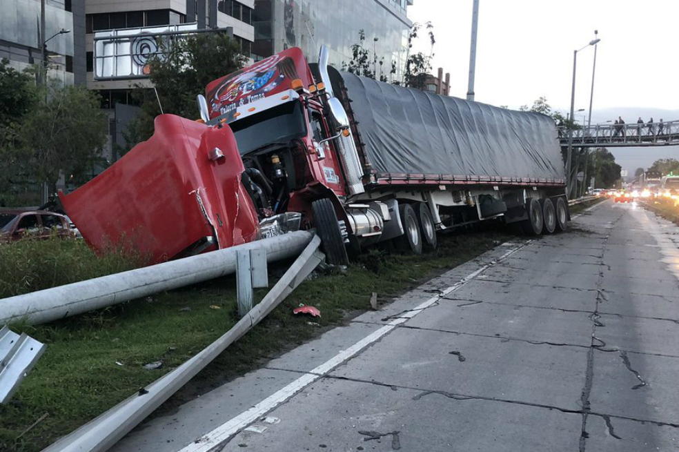 Colapsa la movilidad en la Autonorte por choque de tractomula contra separador