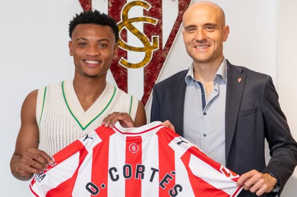 Óscar Cortés fue presentado como nuevo jugador del Sporting Gijón
