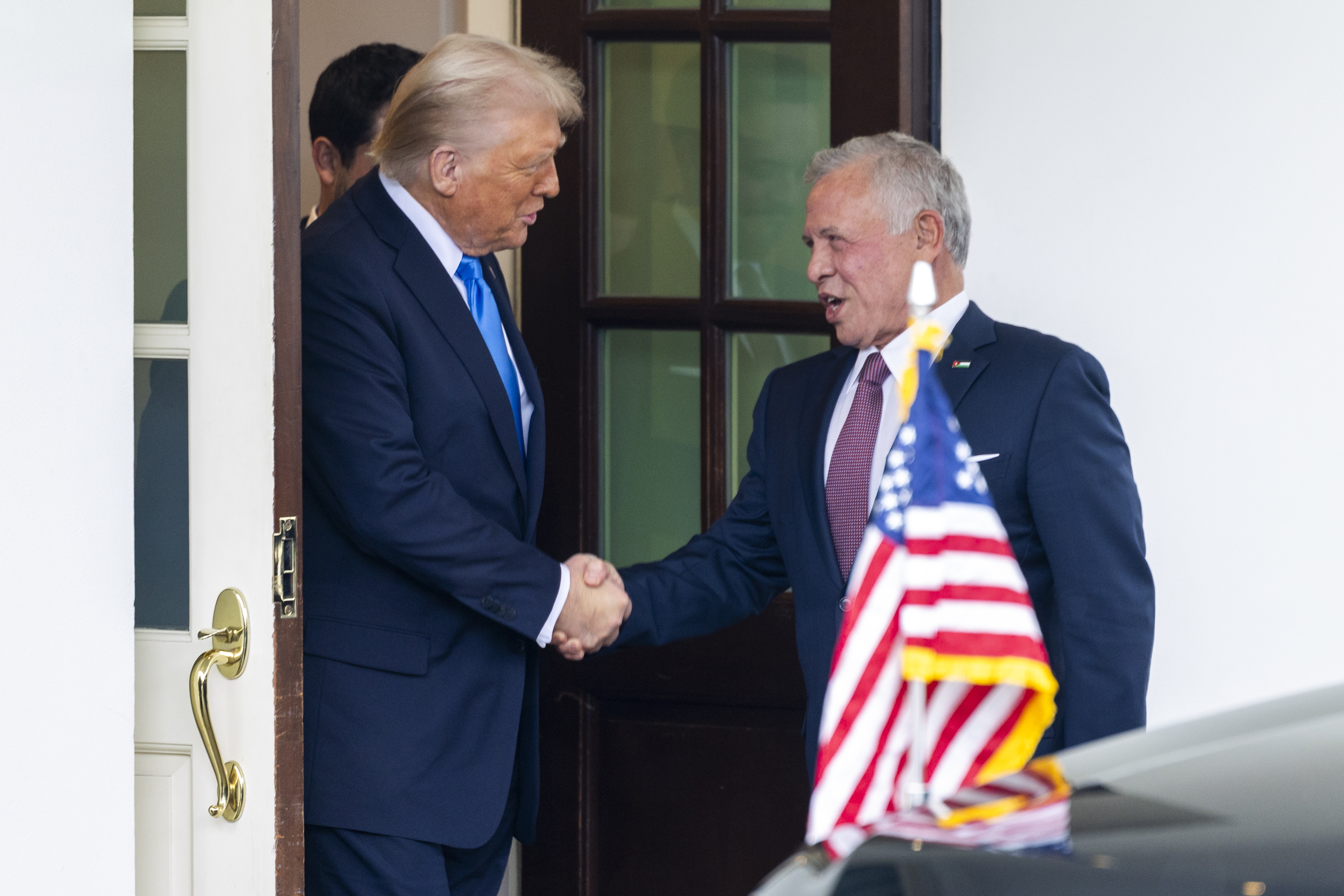 WASHINGTON (United States), 11/02/2025.- US President Donald J. Trump (L) shakes hands with Jordan's King Abdullah II as he departs following meetings at the White House in Washington, DC, USA, 11 February 2025. During their meeting President Trump again suggested that Gaza could be emptied of residents, controlled by the U.S. and redeveloped as a tourist area. (Jordania) EFE/EPA/SHAWN THEW