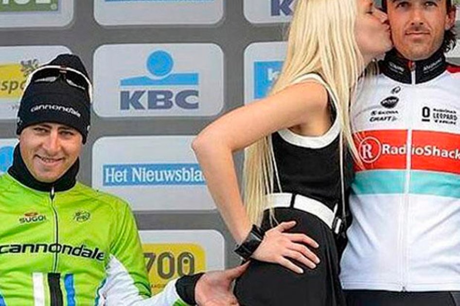 Ciclista se disculpa por tocar trasero a una mujer en medio de una premiación