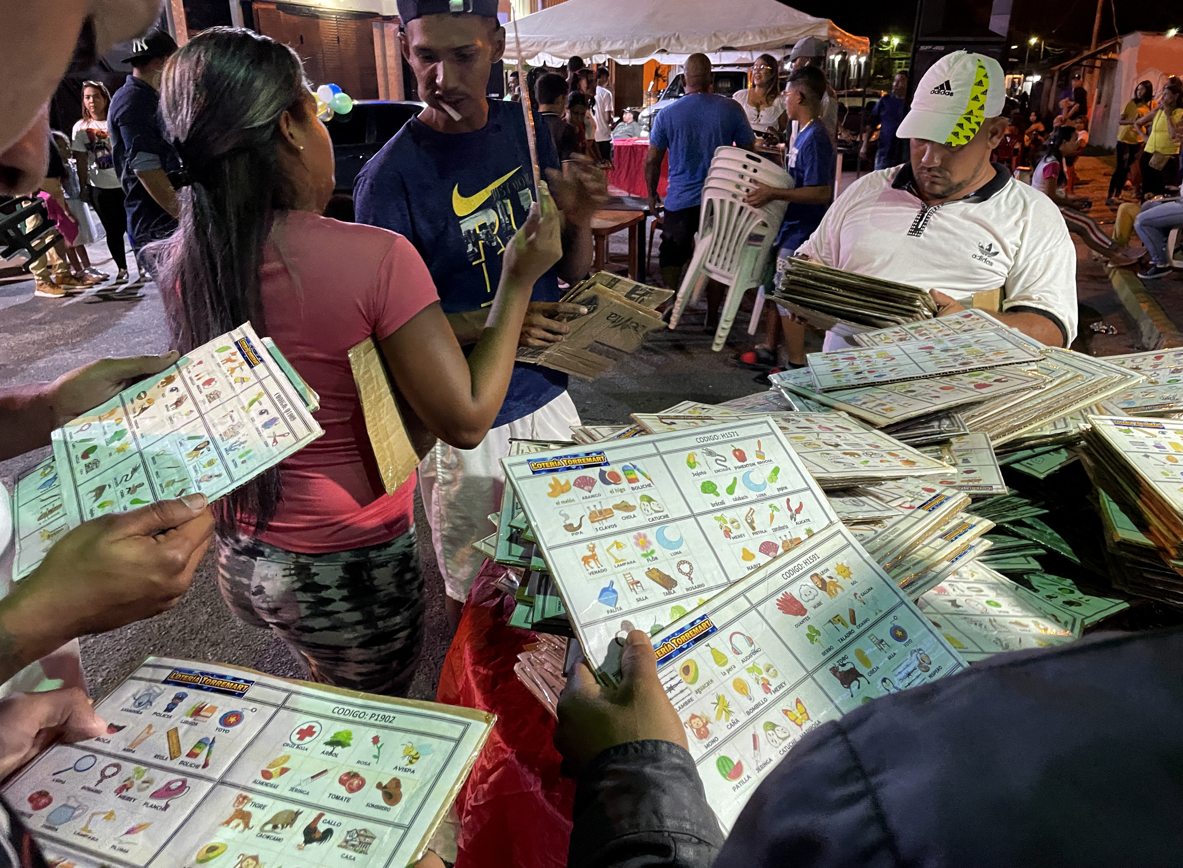 Carros, comida y efectivo: el “boom” de los bingos y las rifas en Venezuela