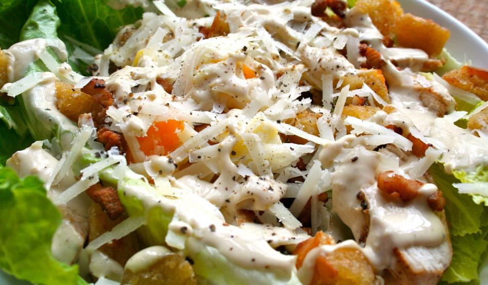 Ensalada de atún con huevo, un almuerzo súper fácil