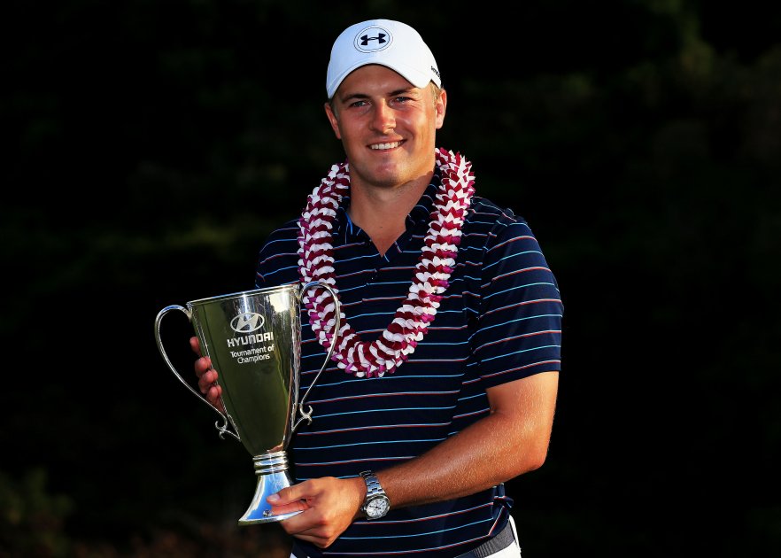 Jordan Spieth posa con el trofeo del Torneo de Campeones. / AFP