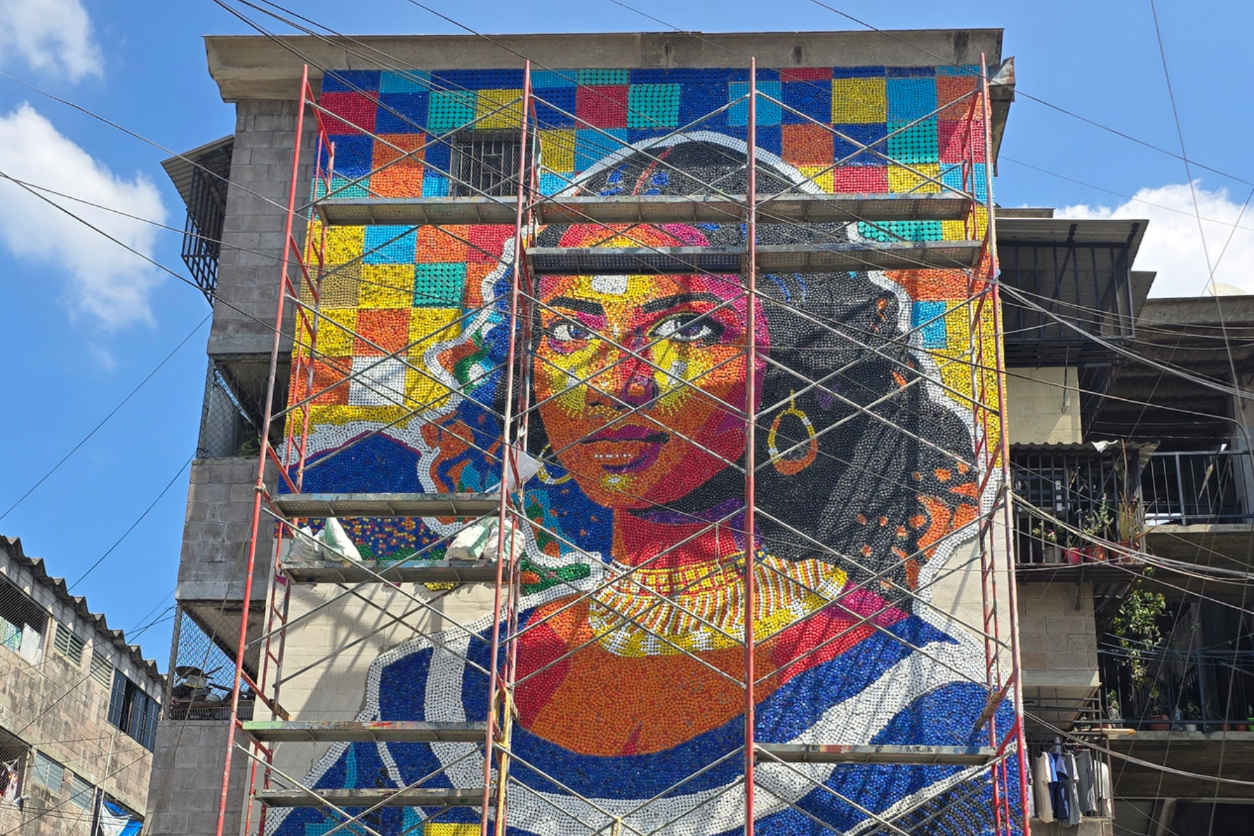 Un artista latinoamericano crea el mural de tapas recicladas más alto del mundo