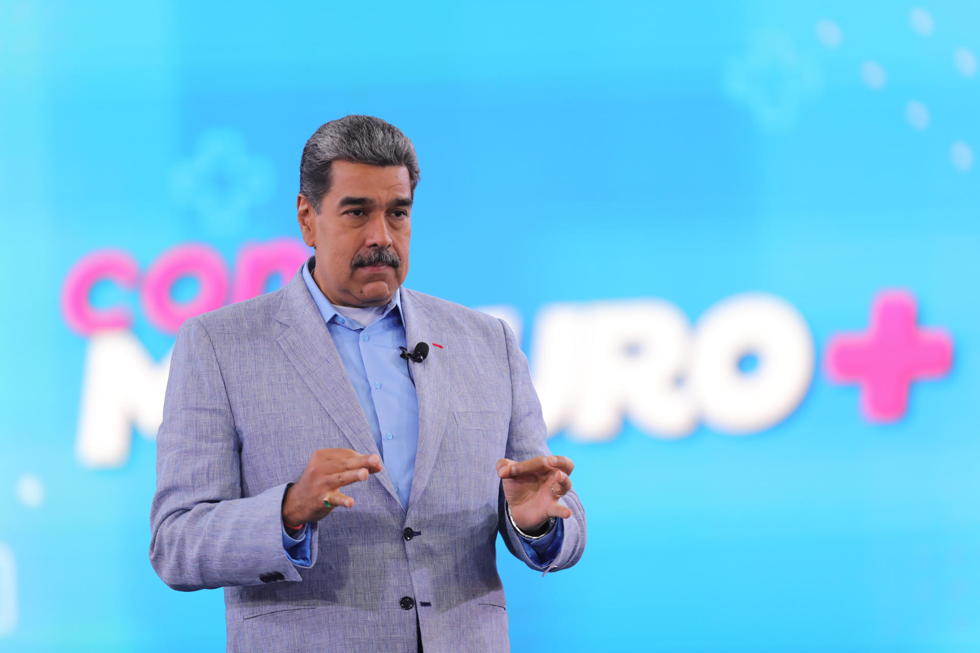 AME3492. CARACAS (VENEZUELA), 28/04/2025.- Fotografía cedida por el Palacio de Miraflores donde se observa a Nicolás Maduro en su programa de televisión 'Con Maduro +', en Caracas (Venezuela). Maduro aseguró que el país está en su "mejor momento político" al cumplirse nueve meses de los comicios presidenciales en los que el Consejo Nacional Electoral (CNE) proclamó su victoria, un resultado cuestionado por la oposición mayoritaria y parte de la comunidad internacional. EFE/ Palacio de Miraflores /SOLO USO EDITORIAL/ SOLO DISPONIBLE PARA ILUSTRAR LA NOTICIA QUE ACOMPAÑA (CRÉDITO OBLIGATORIO)