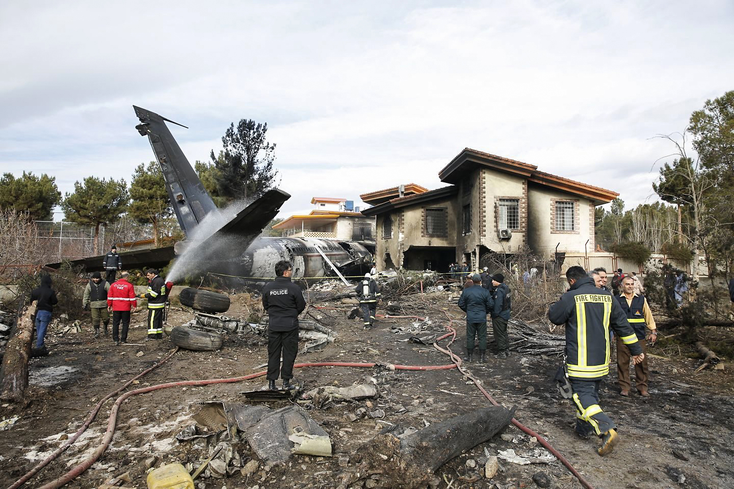 Un avión de carga se estrella en Irán con al menos 16 personas a bordo