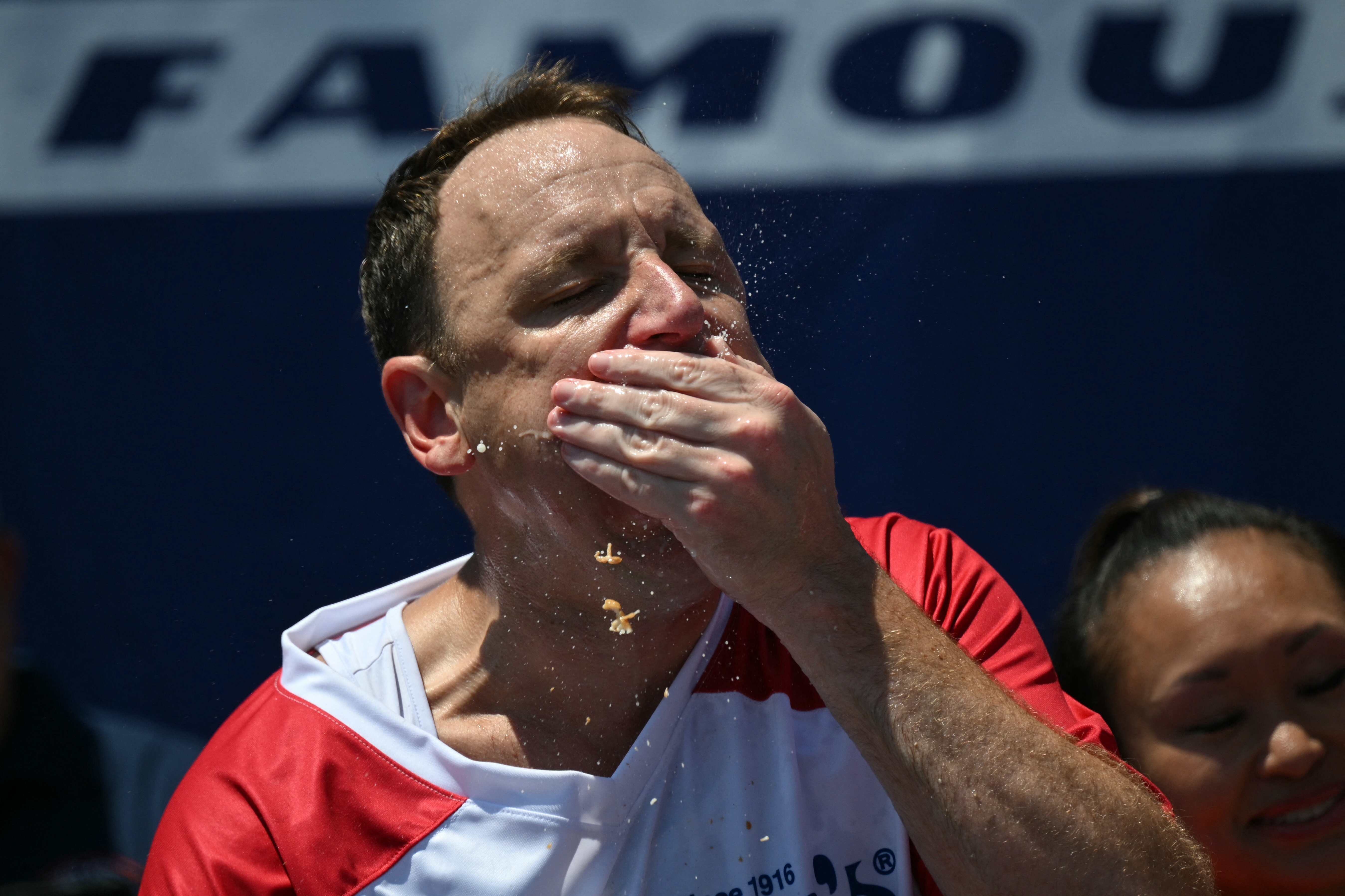 Joey Chestnut compite por el título masculino en la competencia de comer perritos calientes Nathan's Famous Fourth of July 2025 en Coney Island.