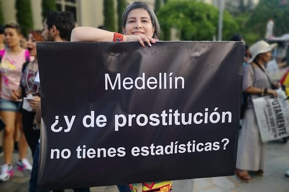 Mary Luz trabaja con el colectivo Putamente Poderosas para resignificar el concepto de "puta".Archivo particularMary Luz señala que, si bien a esas actividades les imprime su corazón,su proyecto más importante está con la justicia transicional. Hoy está trabajando arduamente, con otras compañeras e investigadoras, para reunir casos y memorias sobre la victimización de las mujeres prostituidas en el conflicto armado y entregarle esa información a la Jurisdicción Especial para la Paz (JEP), la Unidad de Búsqueda de Personas Dadas por Desaparecidas y la Comisión de la Verdad: "Yo empecé a hablar de mi marido, pero él impulso para hablar de esas compañeras que hoy nadie recuerda, nadie reclama y a nadie le importan. No quiero que sus historias queden sin repuestas".