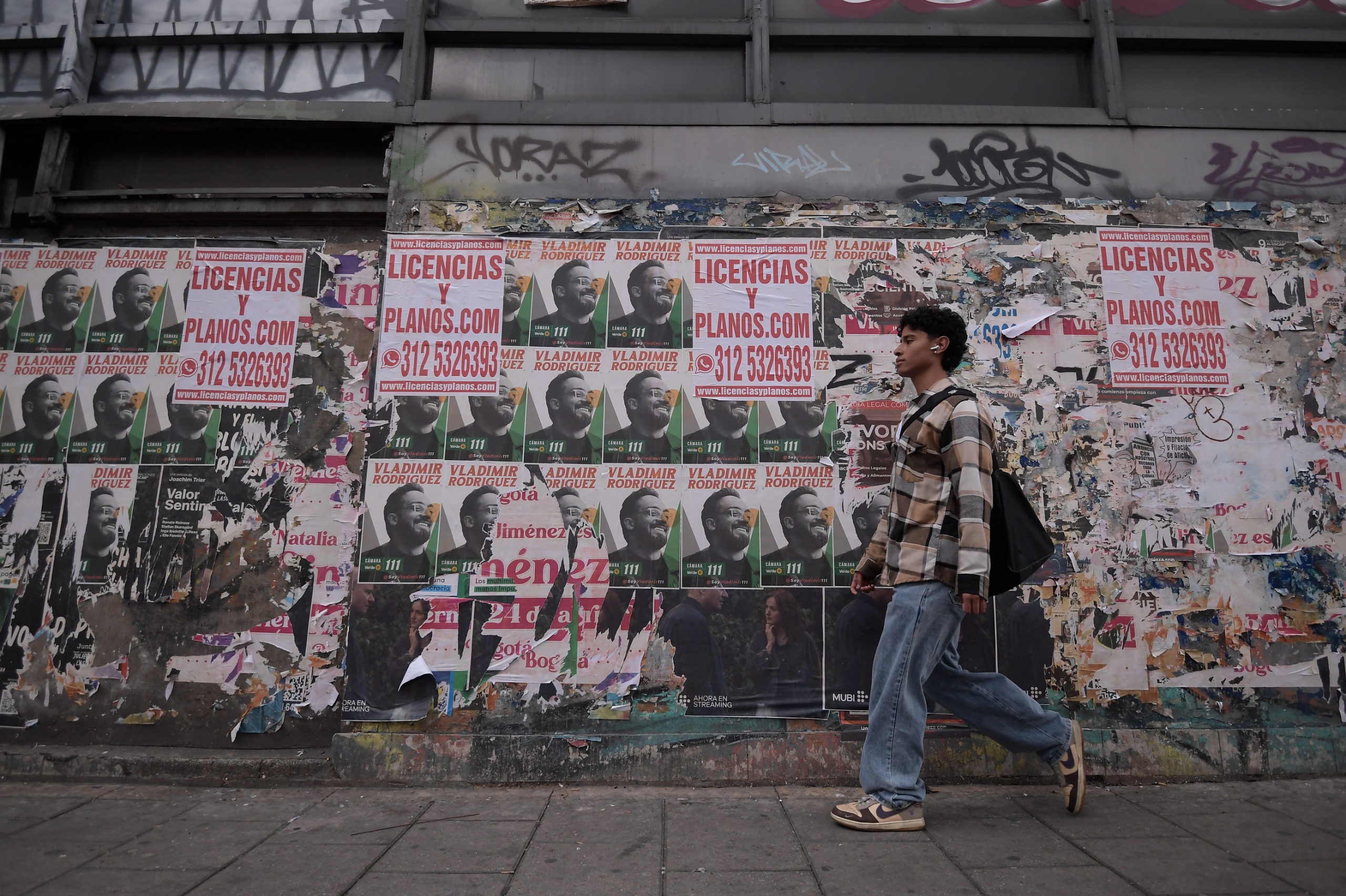 “Vote por…”: el empapelamiento electoral que inunda a Bogotá