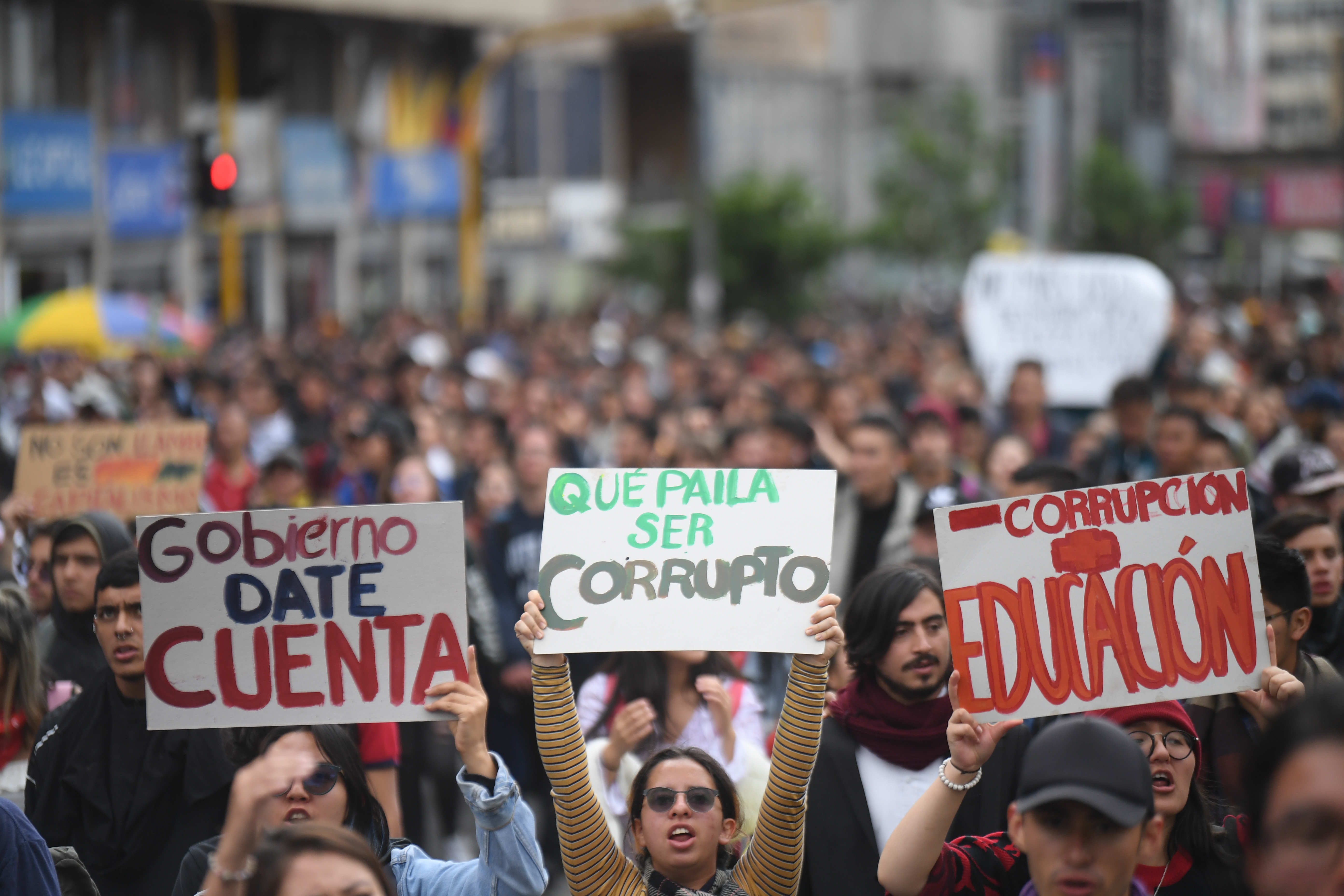 Estudiantes de 12 universidades se manifestaron por las principales vías de Bogotá, rechazando los posibles actos de corrupción en la Universidad Distrital, los procedimientos violentos del Esmad y los actos vandálicos de encapuchados.