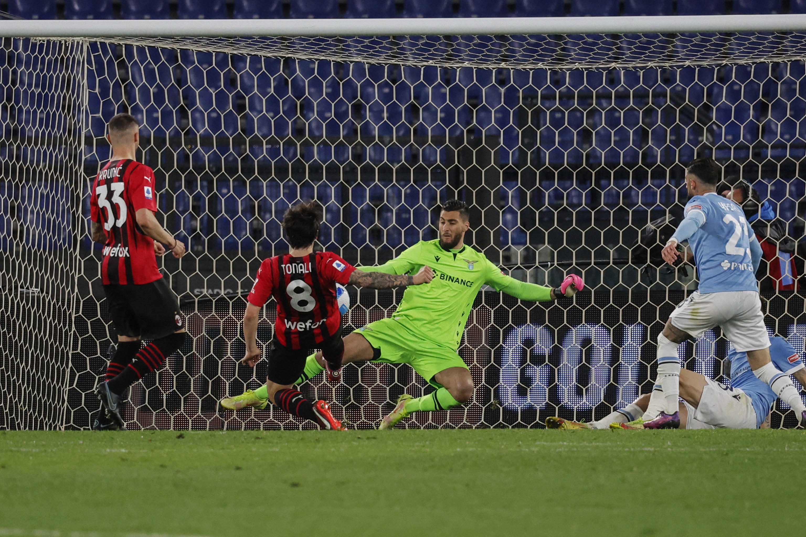 Un milagroso Milan sigue líder de la Serie A