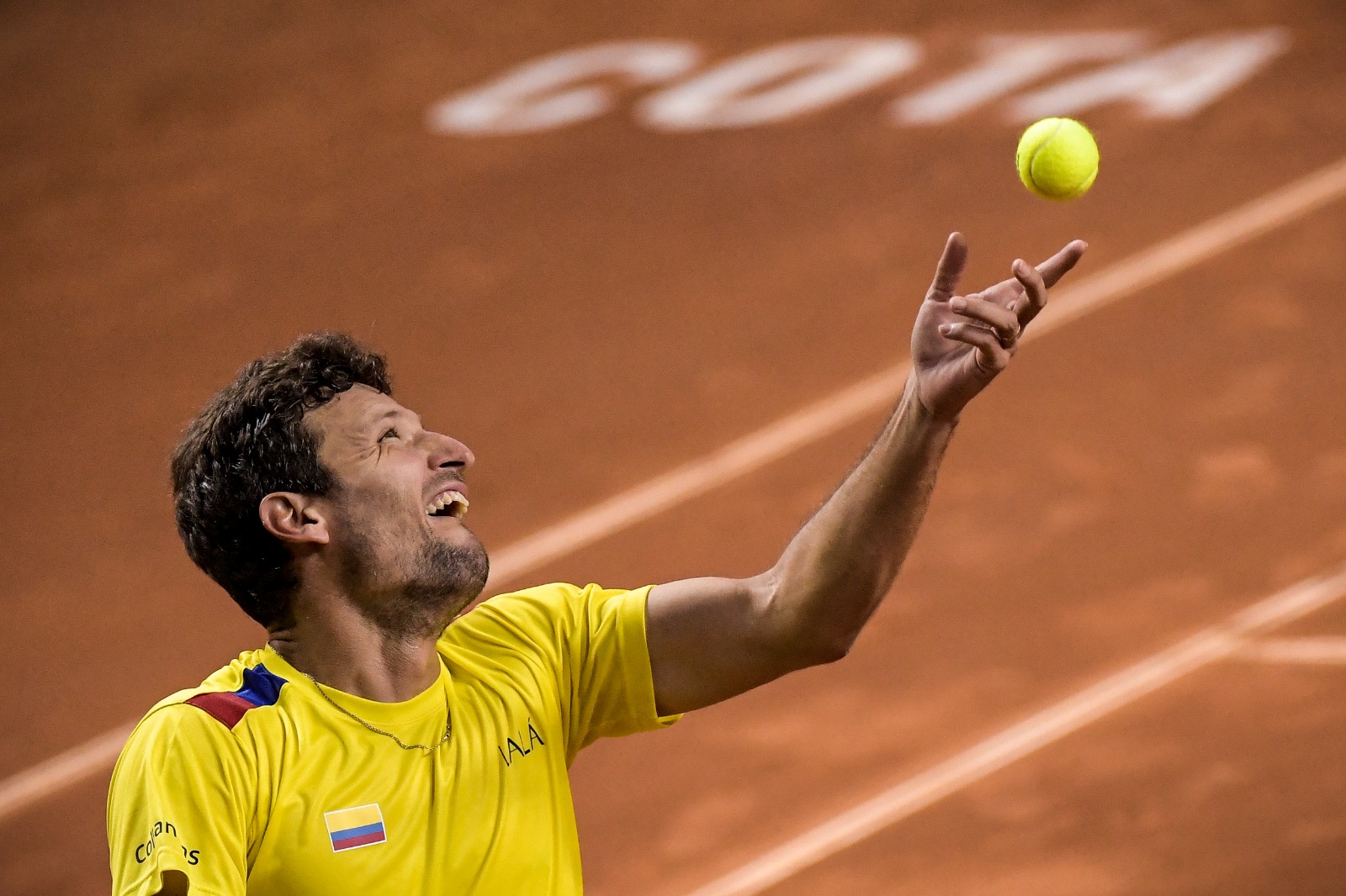 Nicolás Barrientos sirviendo en su encontró ante Cameron Norrie.
