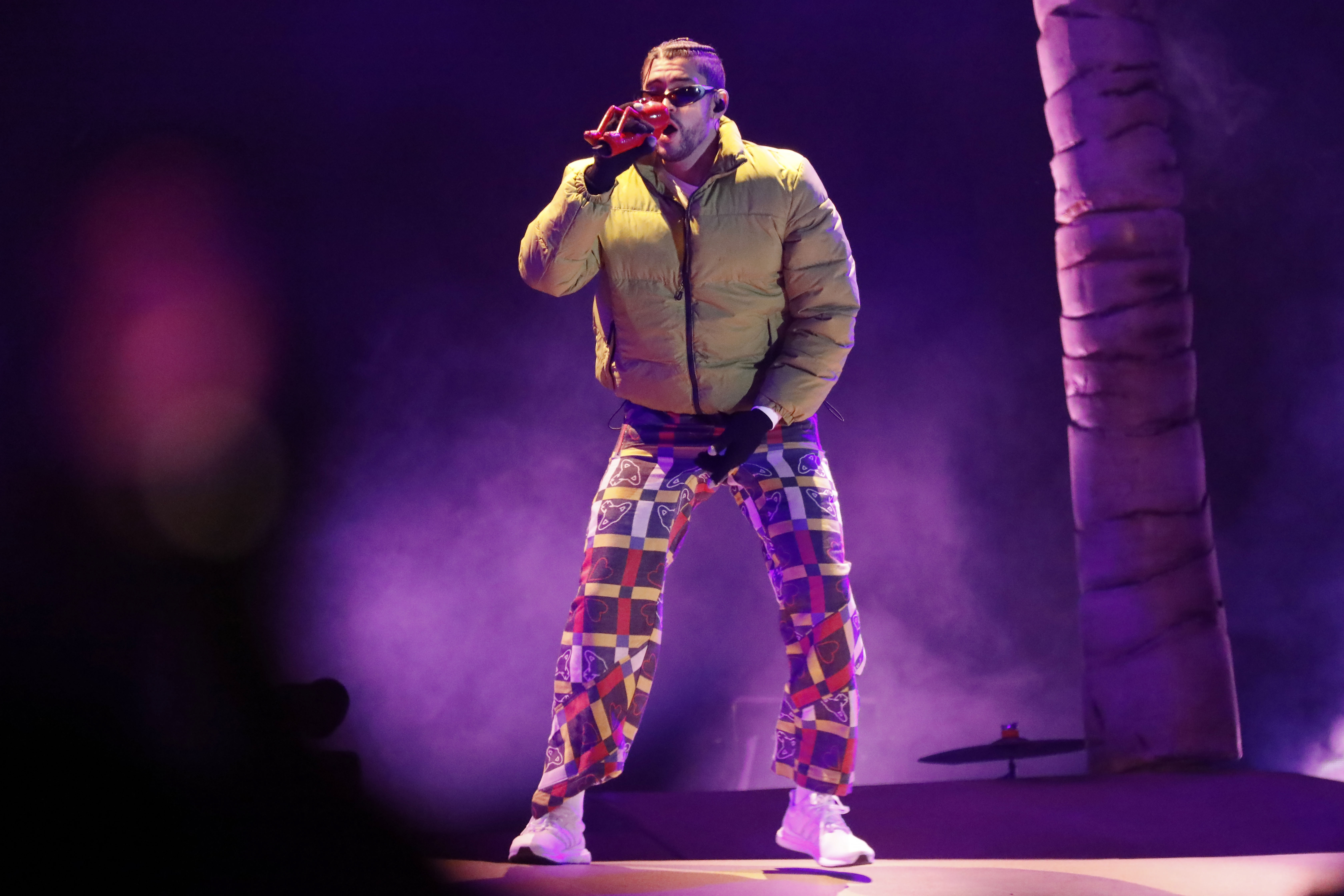 BOG400. BOGOTÁ (COLOMBIA), 20/11/2022.- El cantante puertorriqueño Bad Bunny se presenta este domingo en concierto en el estadio El Campín, en Bogotá (Colombia). Bad Bunny deleitó a la capital colombiana este domingo como parte de su gira "World´s Hottest Tour 2022", tras dos presentaciones con lleno total en la ciudad de Medellín. EFE/Carlos Ortega