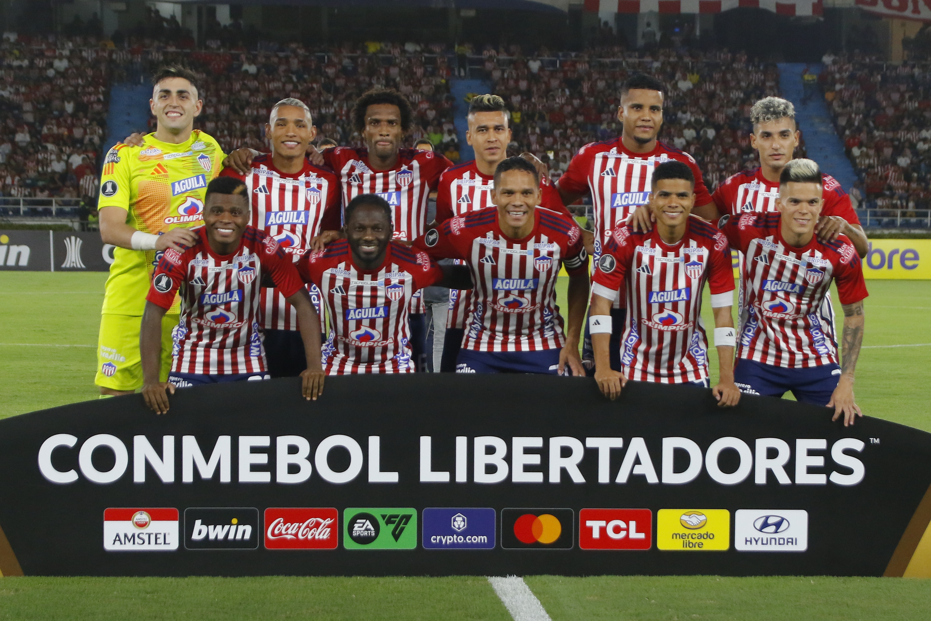 AMDEP432. BARRANQUILLA (COLOMBIA), 23/04/2024.- Jugadores de Junior posan este martes, en un partido de la fase de grupos de la Copa Libertadores entre Junior y LDU Quito en el estadio Metropolitano en Barranquilla (Colombia). EFE/Agencia Kronos