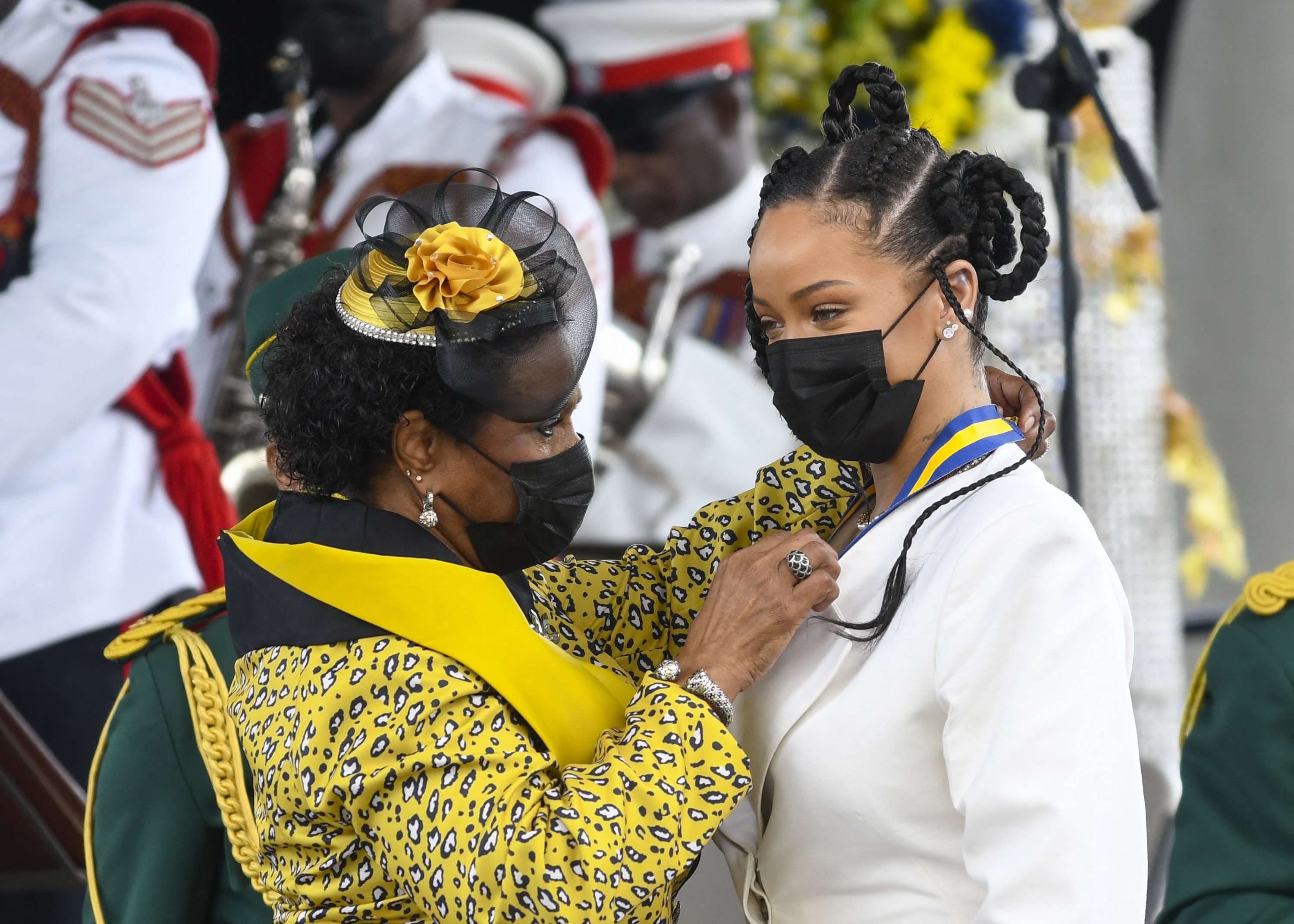 Rihanna recibe el título de Héroe Nacional de Barbados por parte de la Presidenta Dame Sandra Mason durante la ceremonia de Honores Nacionales y el Desfile del Día de la Independencia en el Golden Square Freedom Park en Bridgetown, Barbados.