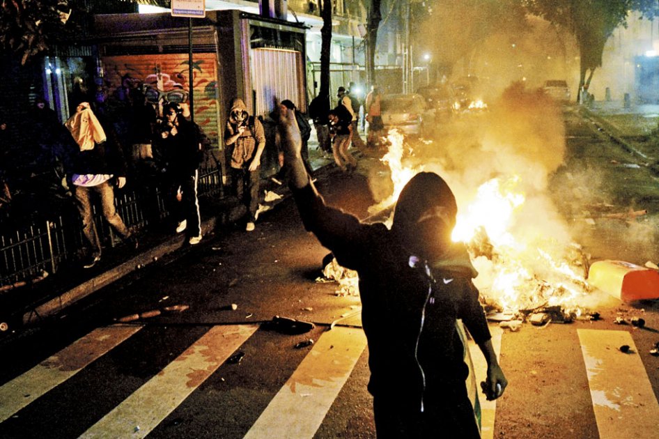 Río de Janeiro protesta a pocos días de la llegada del papa Francisco. Alerta en la ciudad. / AFP