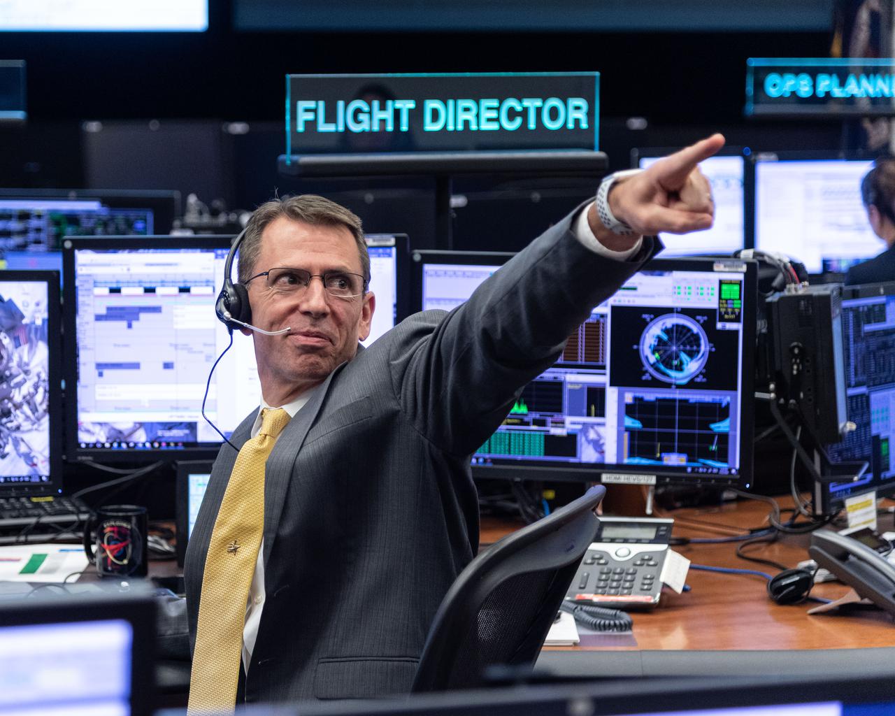 Expedition 63 Orbit 2 Flight Director Zebulon Scoville durante el lanzamiento de SpaceX DM-2 en FCR-1. Crédito de la foto: (NASA / Bill Stafford)