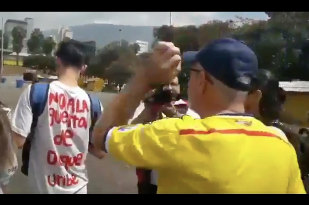 Agreden a joven durante marcha en Medellín por usar camiseta en contra de Duque