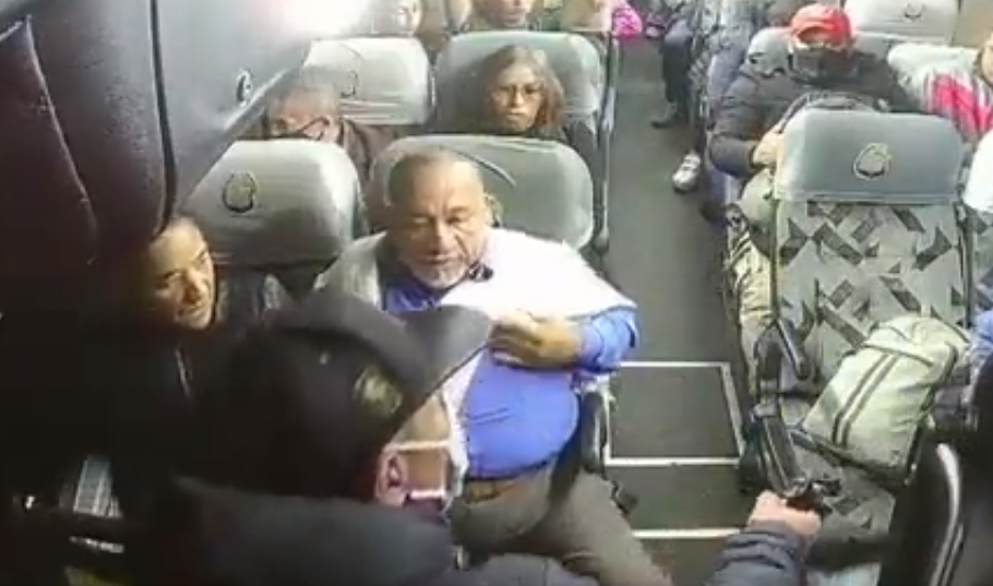 Con puñal y arma en mano robaron a pasajeros de bus intermunicipal en la calle 80