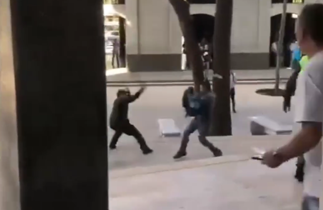 Hombre con machete enfrentó a policías frente del Palacio de Justicia en Medellín