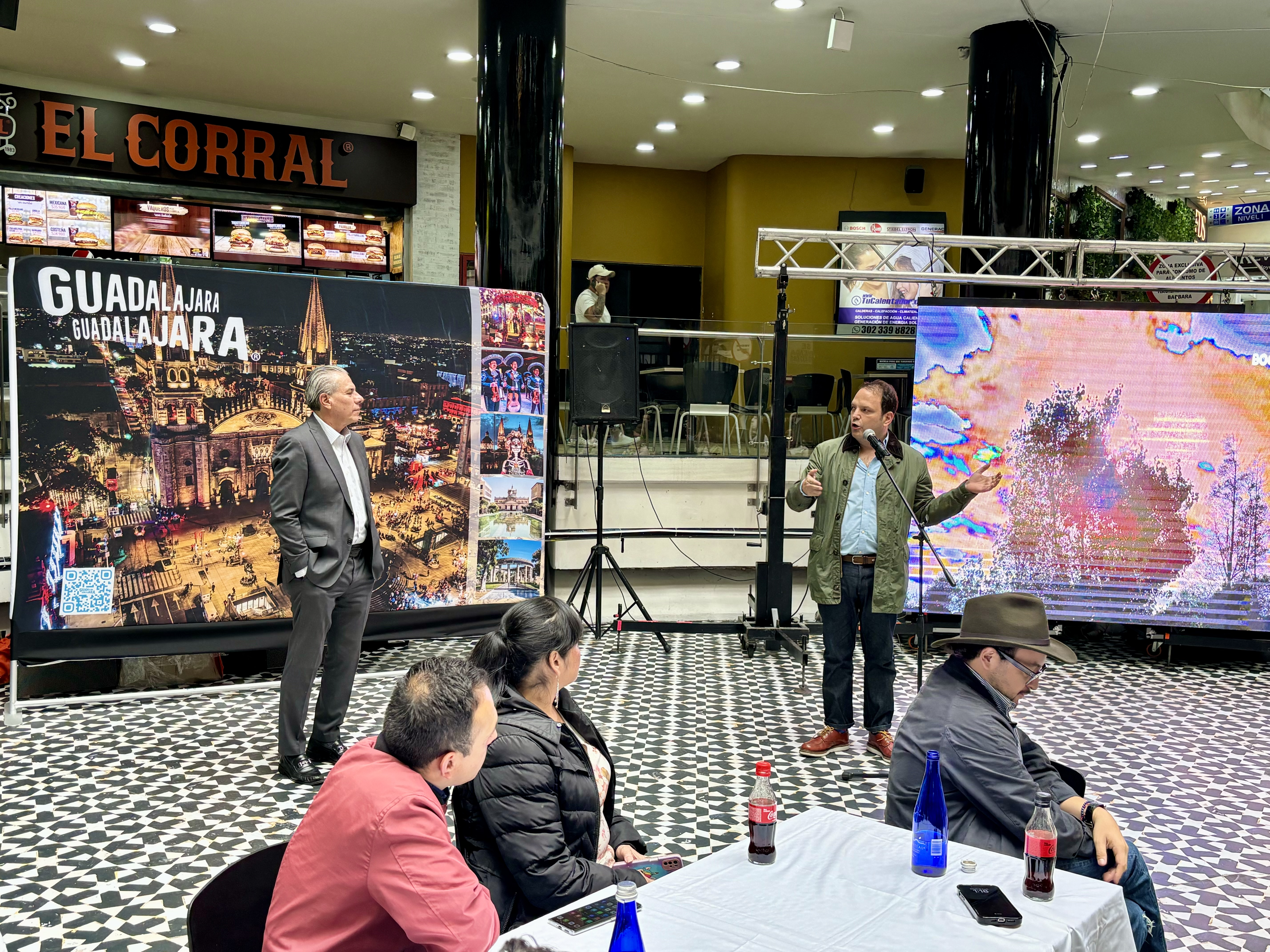 Carlos Mateus, director del Encuentro Internacional del Mariachi y la Charrería, y Andrés Santamaría, director del IDT.
