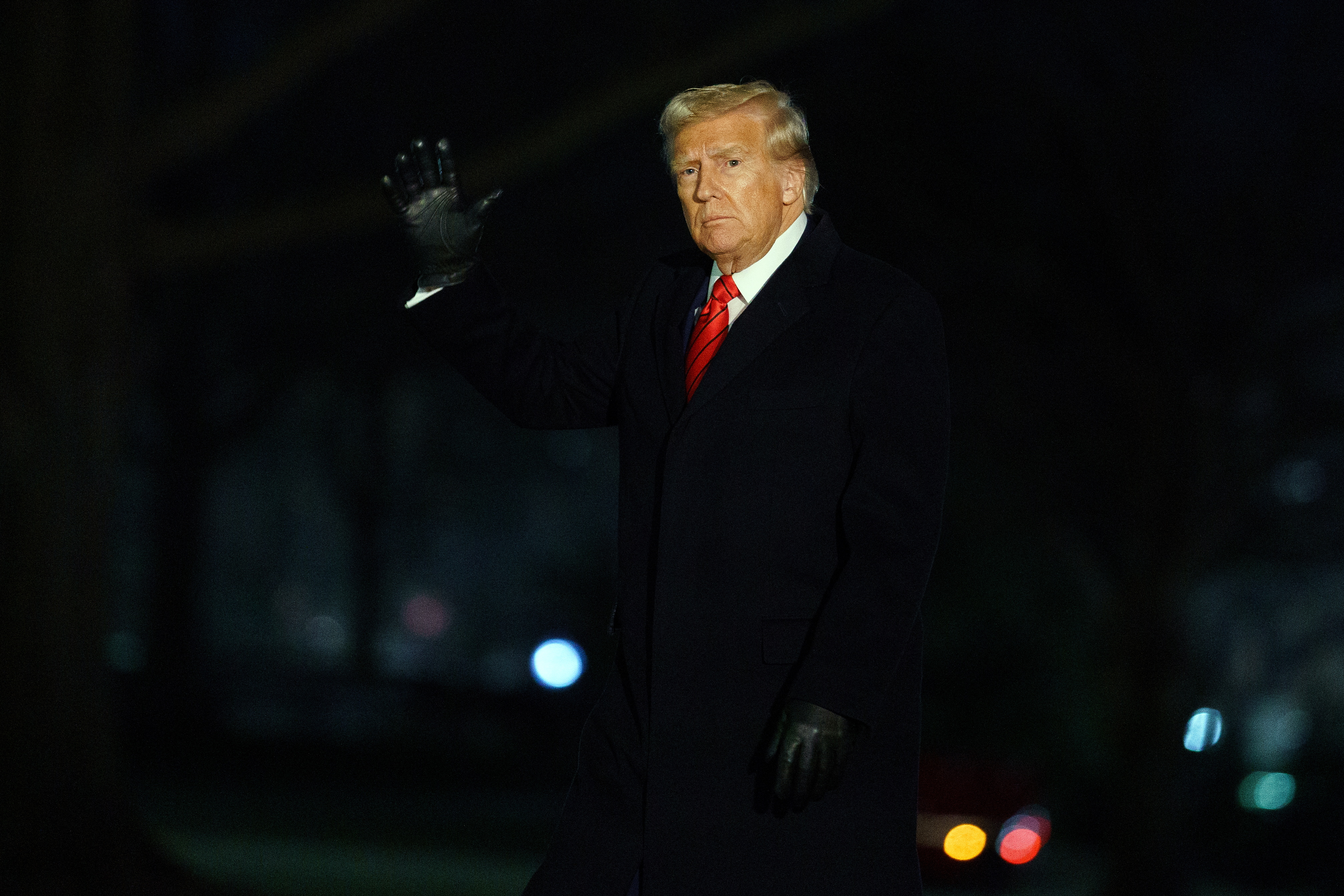 Juez bloquea decisión de Trump de congelar ayuda federal