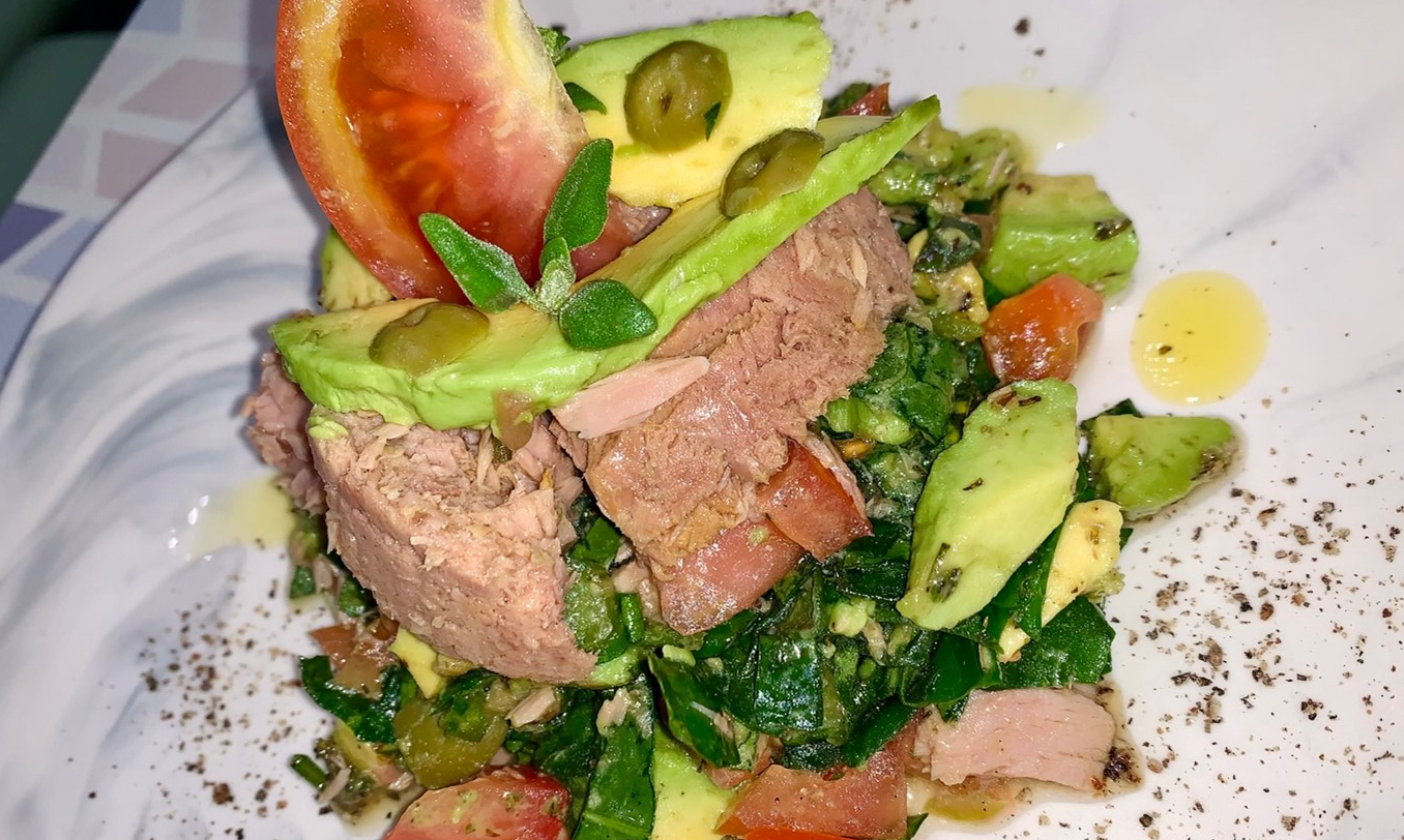 Ensalada de aguacate con atún, una alternativa llena de sabor