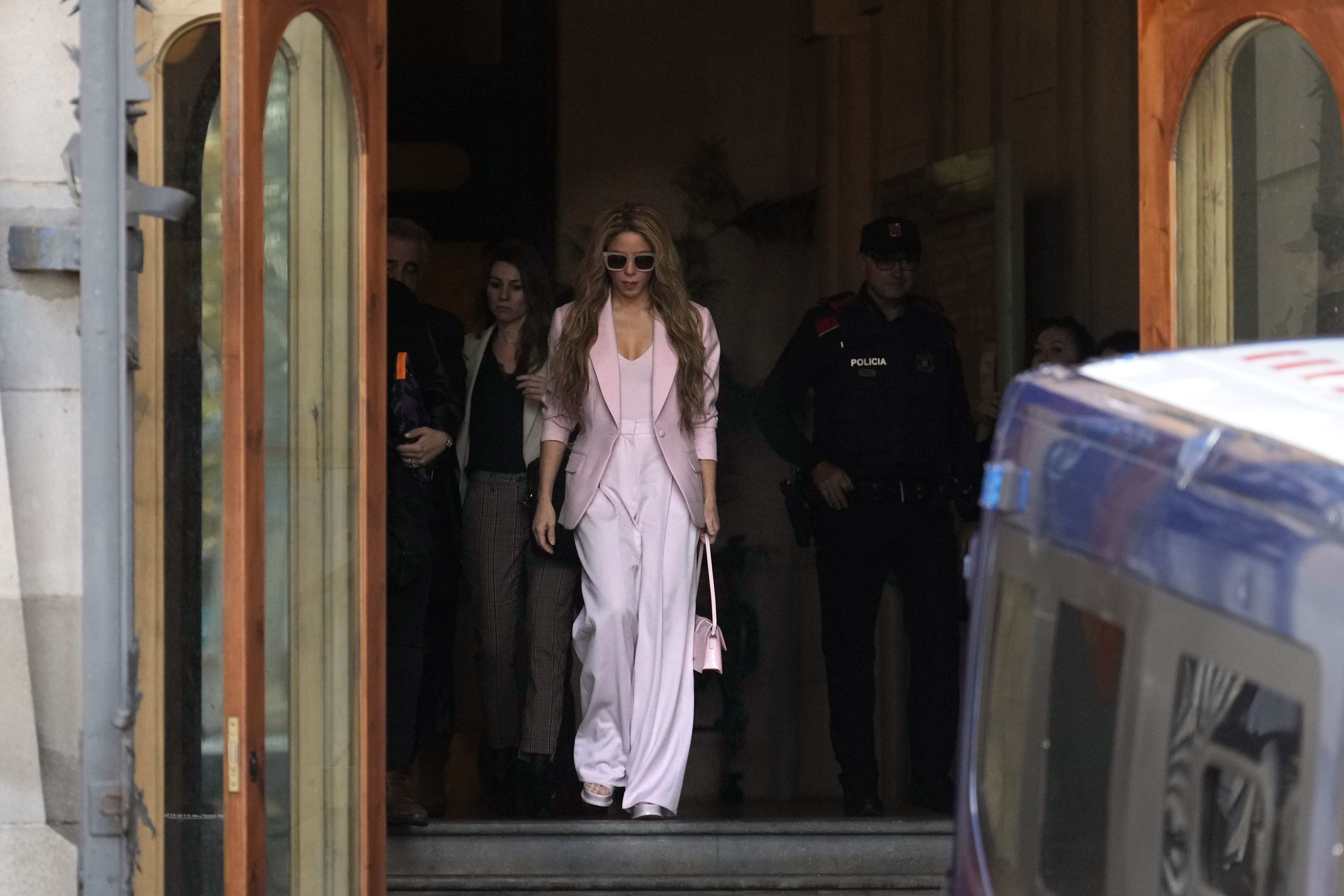 GRAFCAT6505. BARCELONA, 20/11/2023.- La cantante Shakira a su salida de la Audiencia de Barcelona tras aceptar este lunes el pago de una multa millonaria a cambio de una rebaja de condena que evitará su entrada en prisión, tras admitir que defraudó 14,5 millones a Hacienda entre los años 2012 y 2014. EFE/Enric Fontcuberta