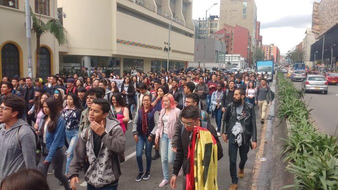 Estudiantes de la Universidad Distrital protestan frente a la Alcaldía de Bogotá