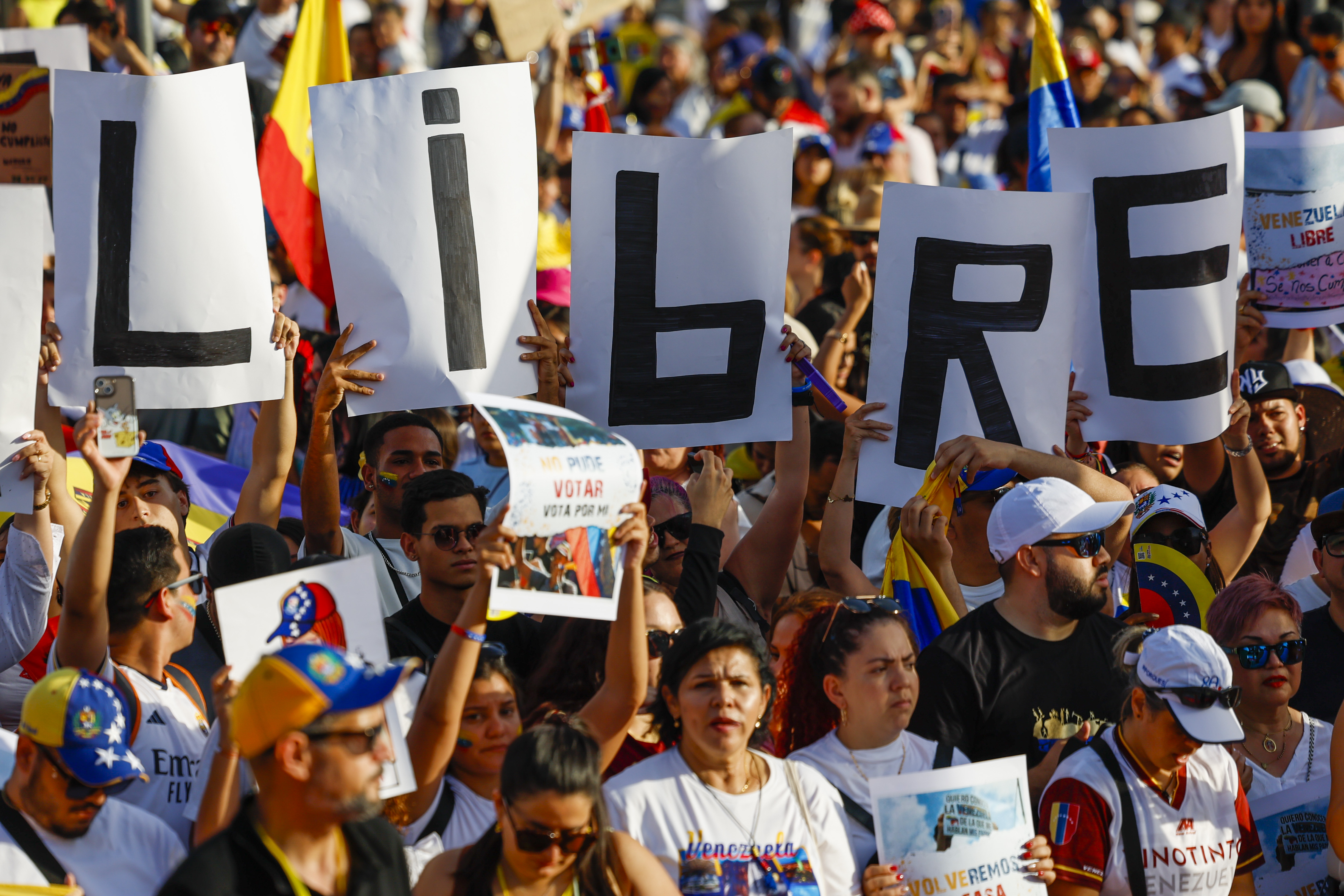 En fotos: así han salido a votar los venezolanos, dentro y fuera del país