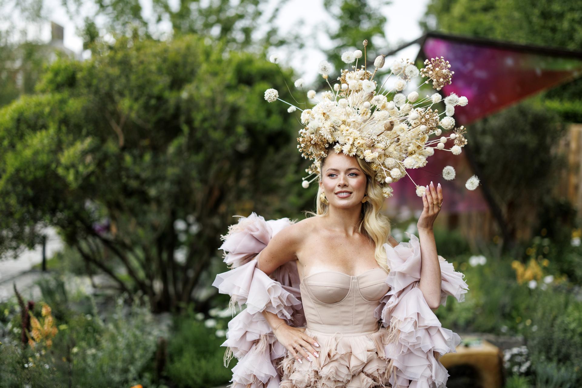 LONDON (United Kingdom), 19/05/2025.- Model Tasha Ghouri poses at The King's Trust garden of the Chelsea Flower Show during the press day in London, Britain, 19 May 2024. The annual gardening exhibition runs from 20 to 24 May 2024 at the Royal Chelsea Hospital in London. (Reino Unido, Londres) EFE/EPA/TOLGA AKMEN