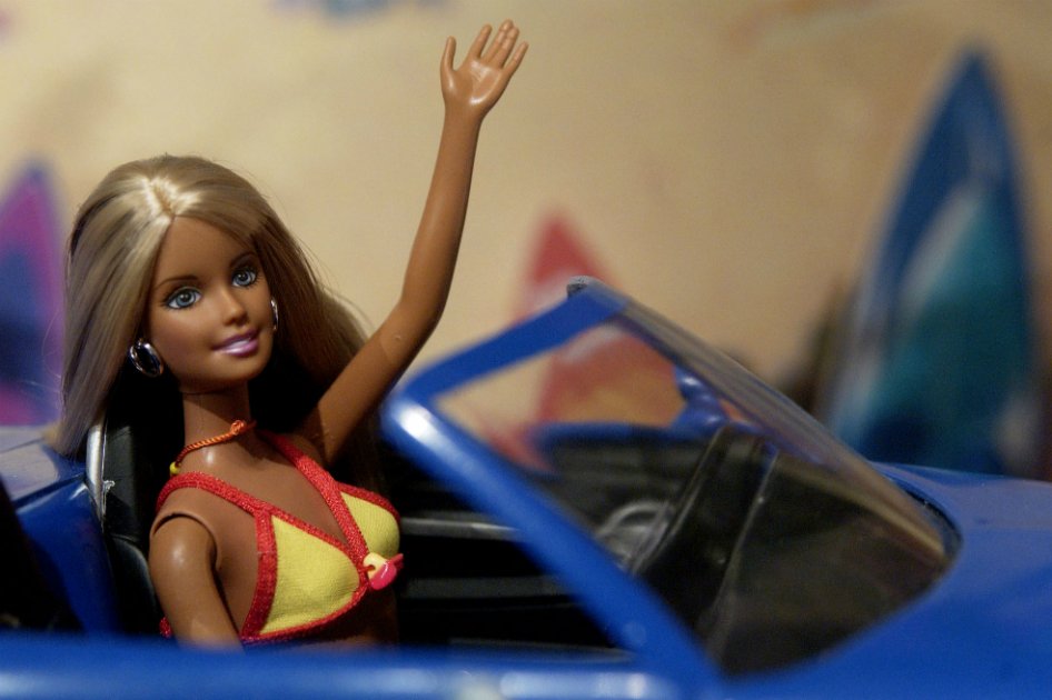 Mattel ve las superheroínas como antídoto contra caída de ventas de Barbies