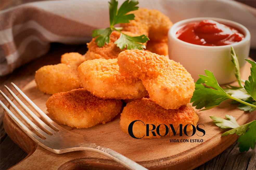 Conoce esta fácil receta y disfruta de unos crocantes y deliciosos nuggets de pollo caseros.
