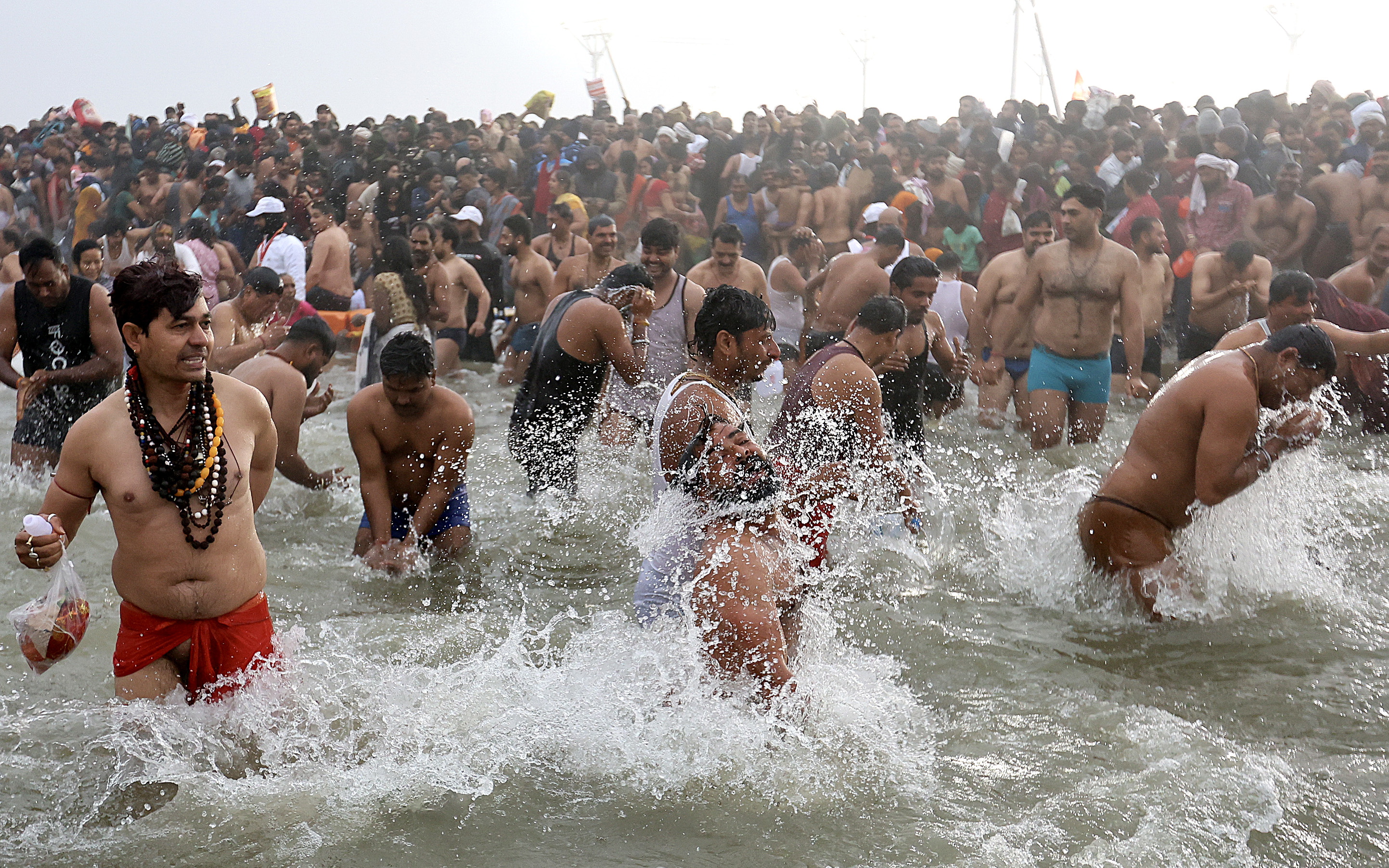 Prayagraj (India), 14/01/2025.- Hindu devotees take part in a sacred bathing ritual, or 'Shahi Snan', during the Kumbh Mela festival at Sangam, the confluence of the holy rivers Ganges, Yamuna and Saraswati, in Prayagraj, northern state of Uttar Pradesh, India, 14 January 2025. Hundreds of millions of pilgrims from across India are expected to gather for ritual baths at the confluence of India's sacred Ganges river, Yamuna river and the mythical Saraswati during the six-week Hindu festival held every 12 years. EFE/EPA/RAJAT GUPTA