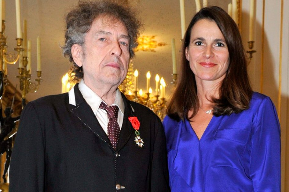 El músico estadounidense Bob Dylan, acompañado por la Ministra de Cultura y de Comunicación, Aurélie Filippetti, tras la ceremonia en la que el legendario cantante ha recibido la orden de la "Legión de Honor".